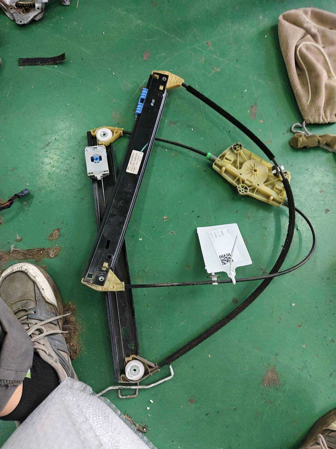 L4FD839461A 后门玻璃升降支架(左)