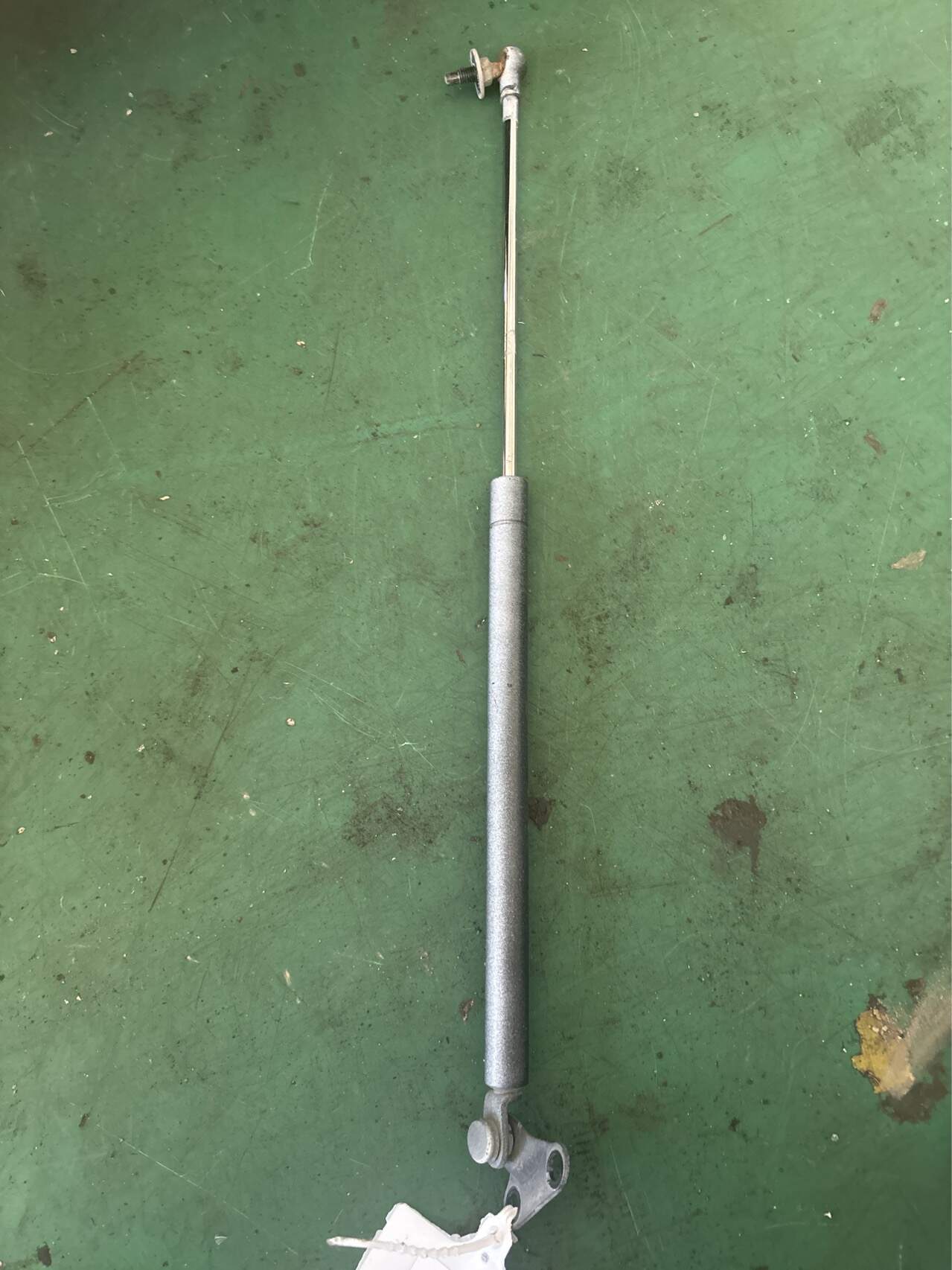 6895069057 尾盖撑杆(右)