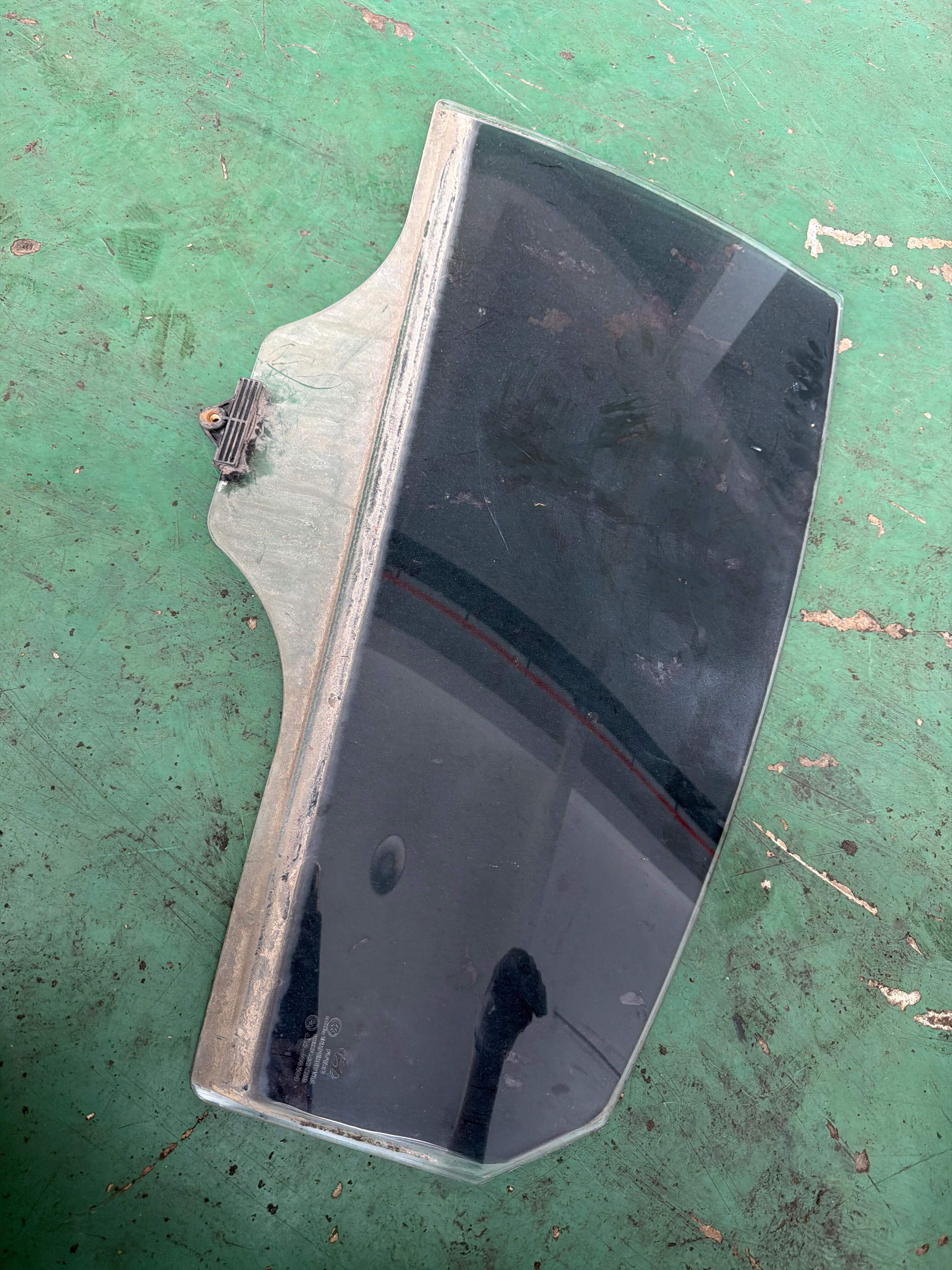 834114Q000 后门玻璃(左)