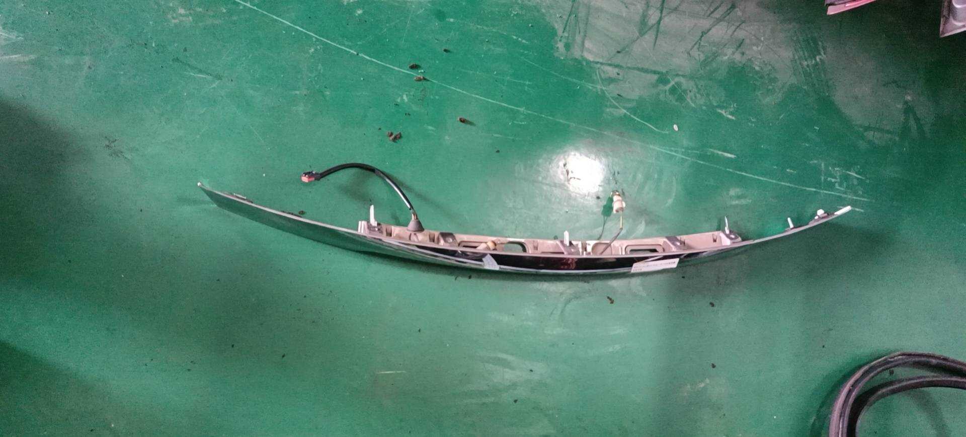C2Z30758PEC 尾盖饰条