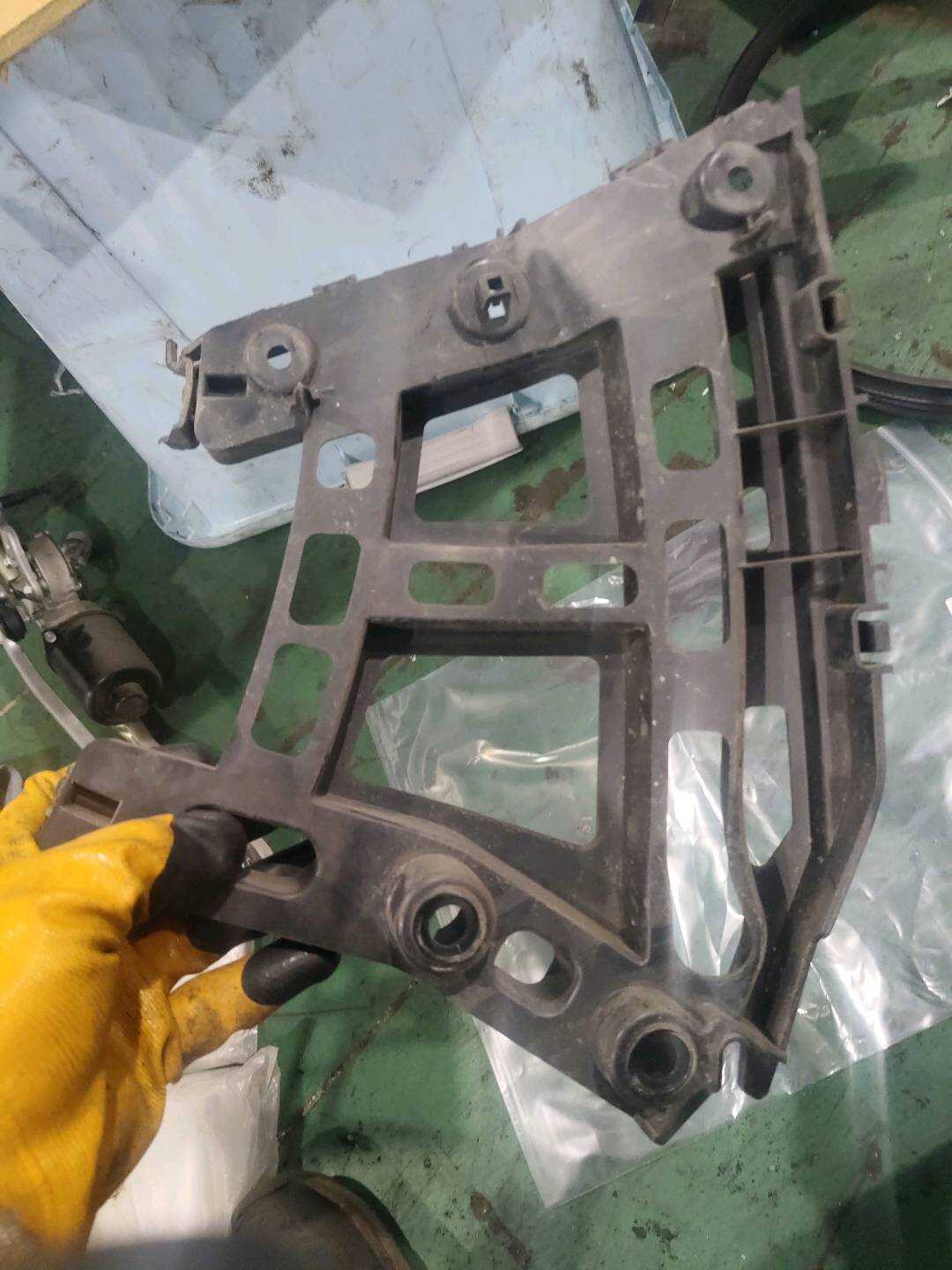 B019773 Front Bumper Left Mounting Bracket