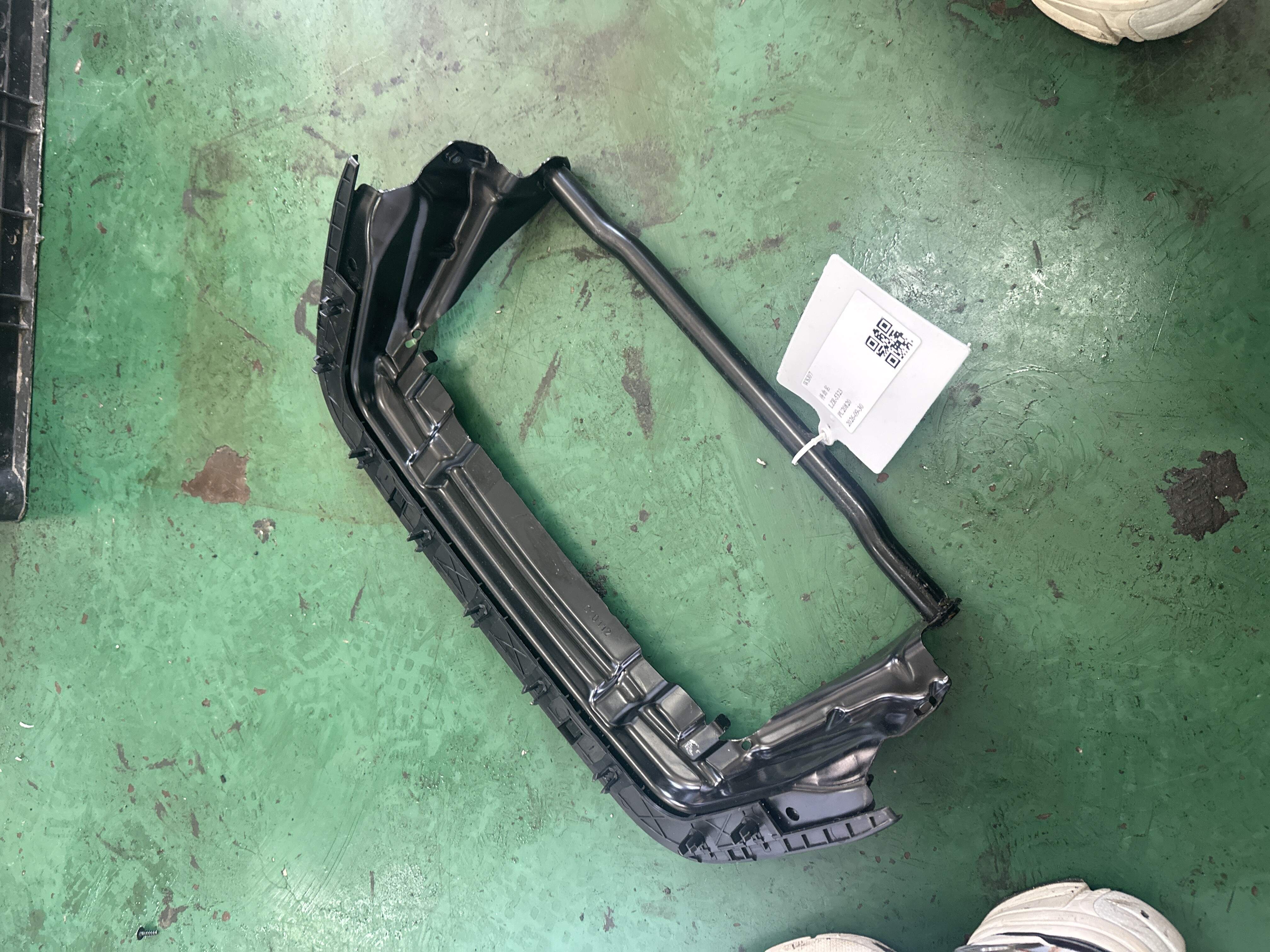 52107375199 前座椅底座座斗(左)