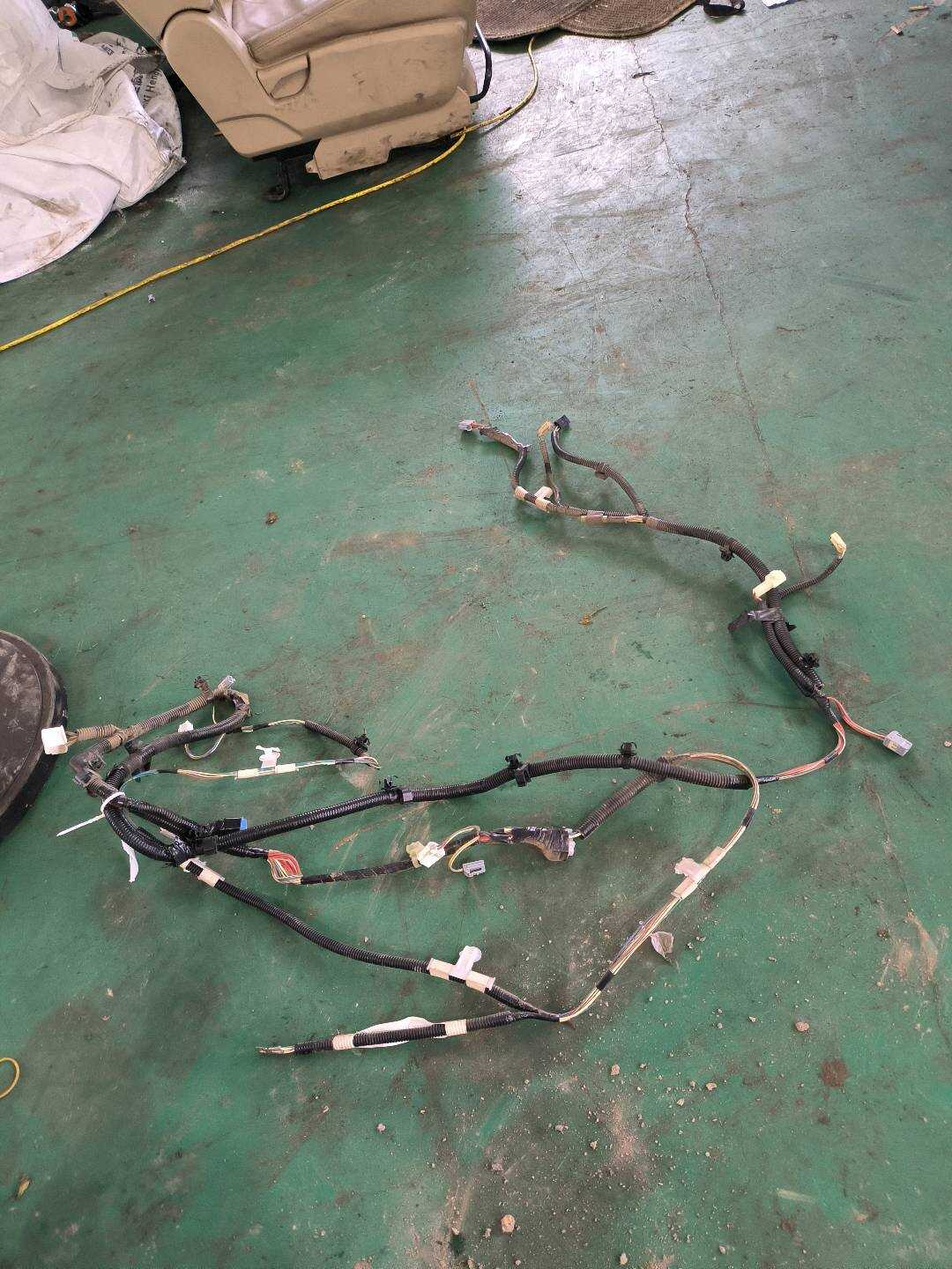 8218106240 后尾箱盖线束