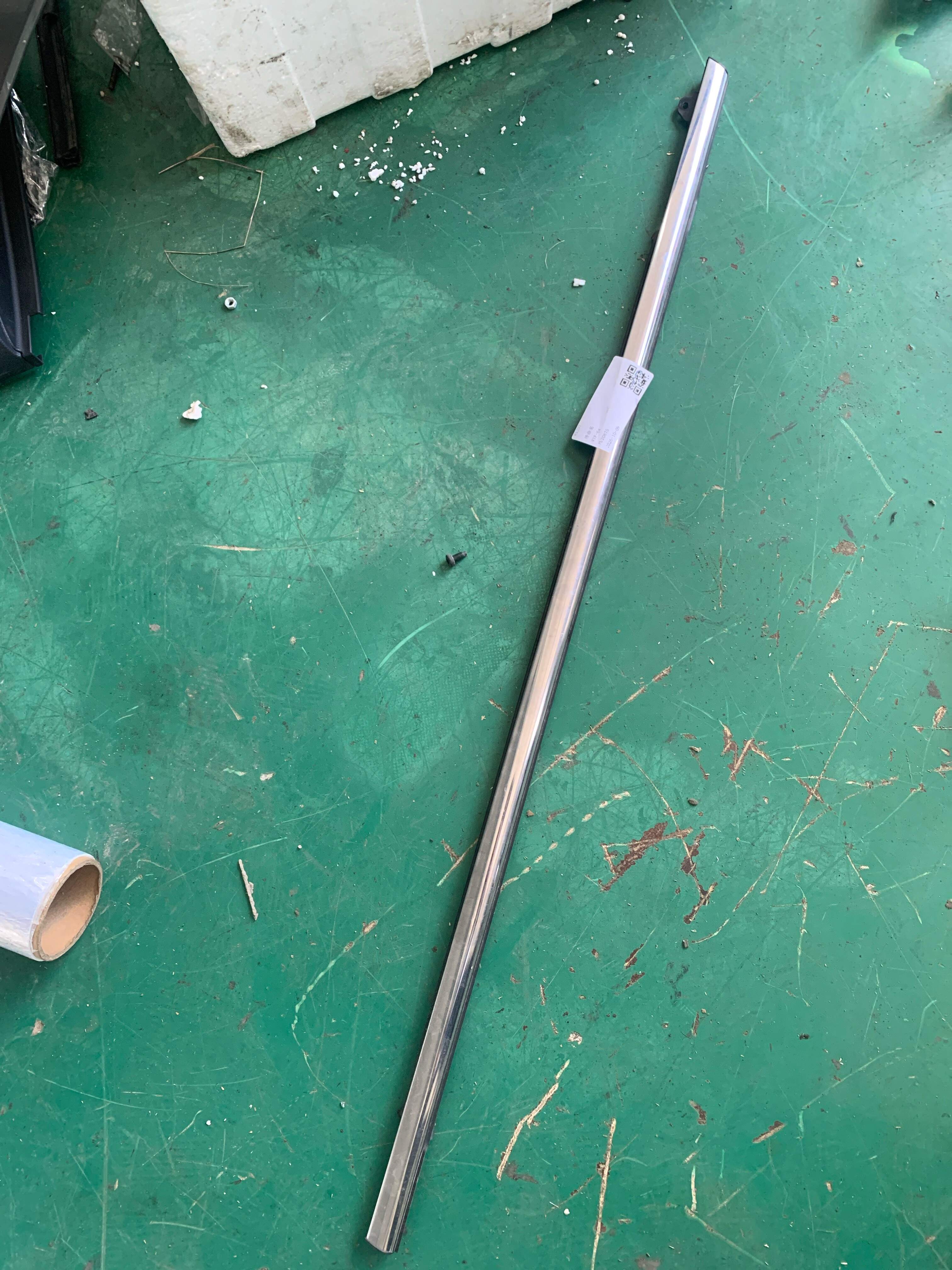 MEH6107115 Front Door Window Molding (Left Outer)