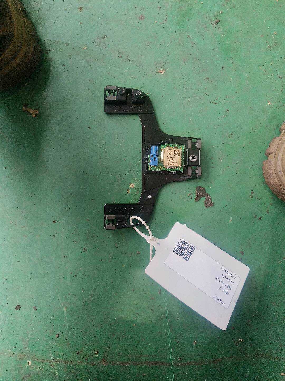 7PP858327 内后视镜座
