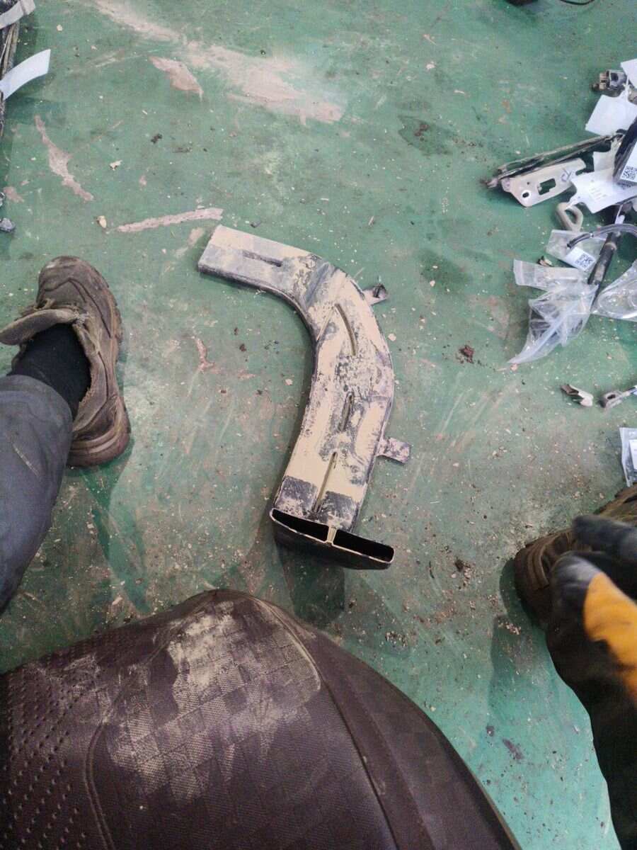 L4F0819811 Air Guide Duct