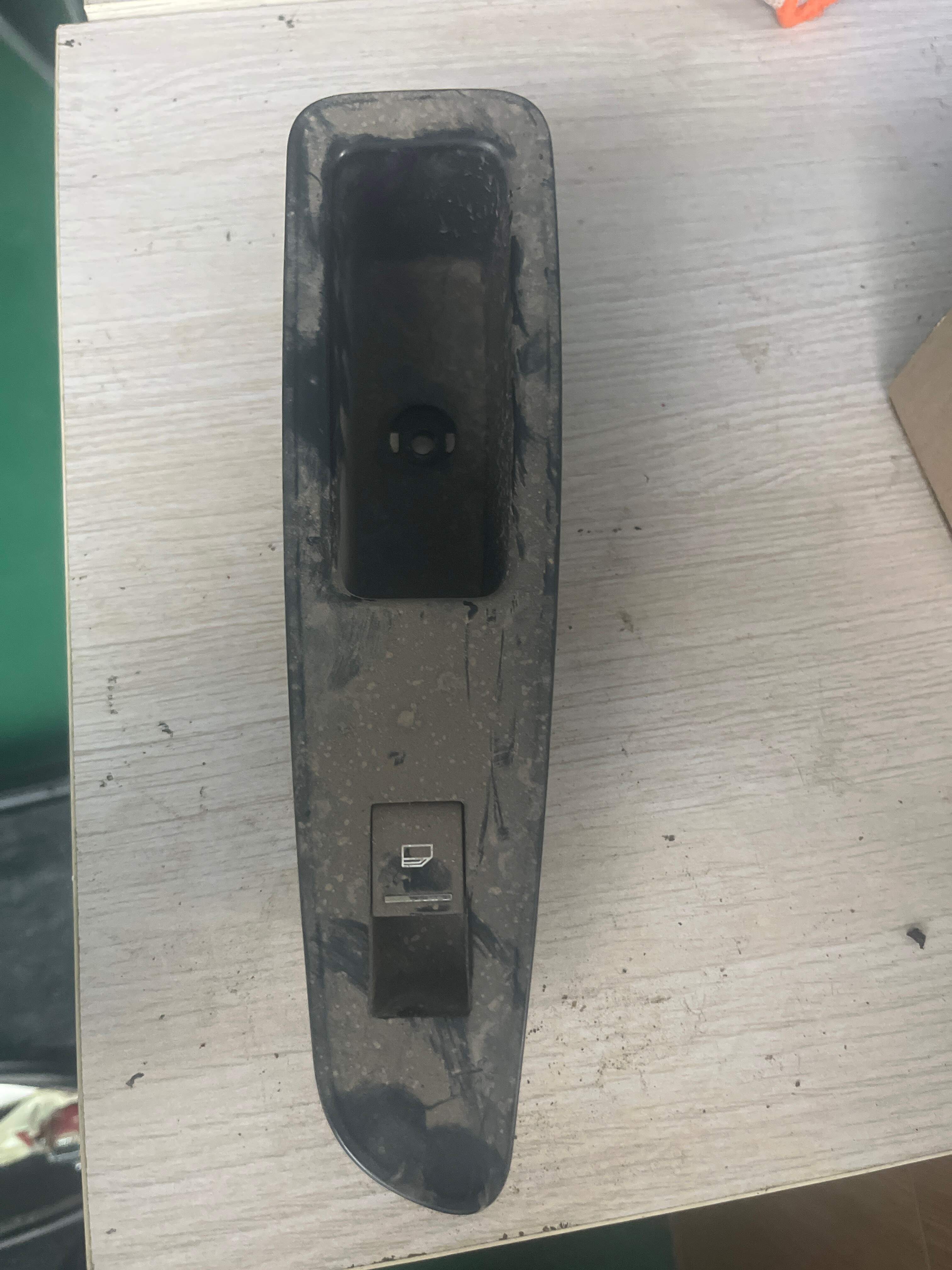 10379897 后门窗开关总成（L）