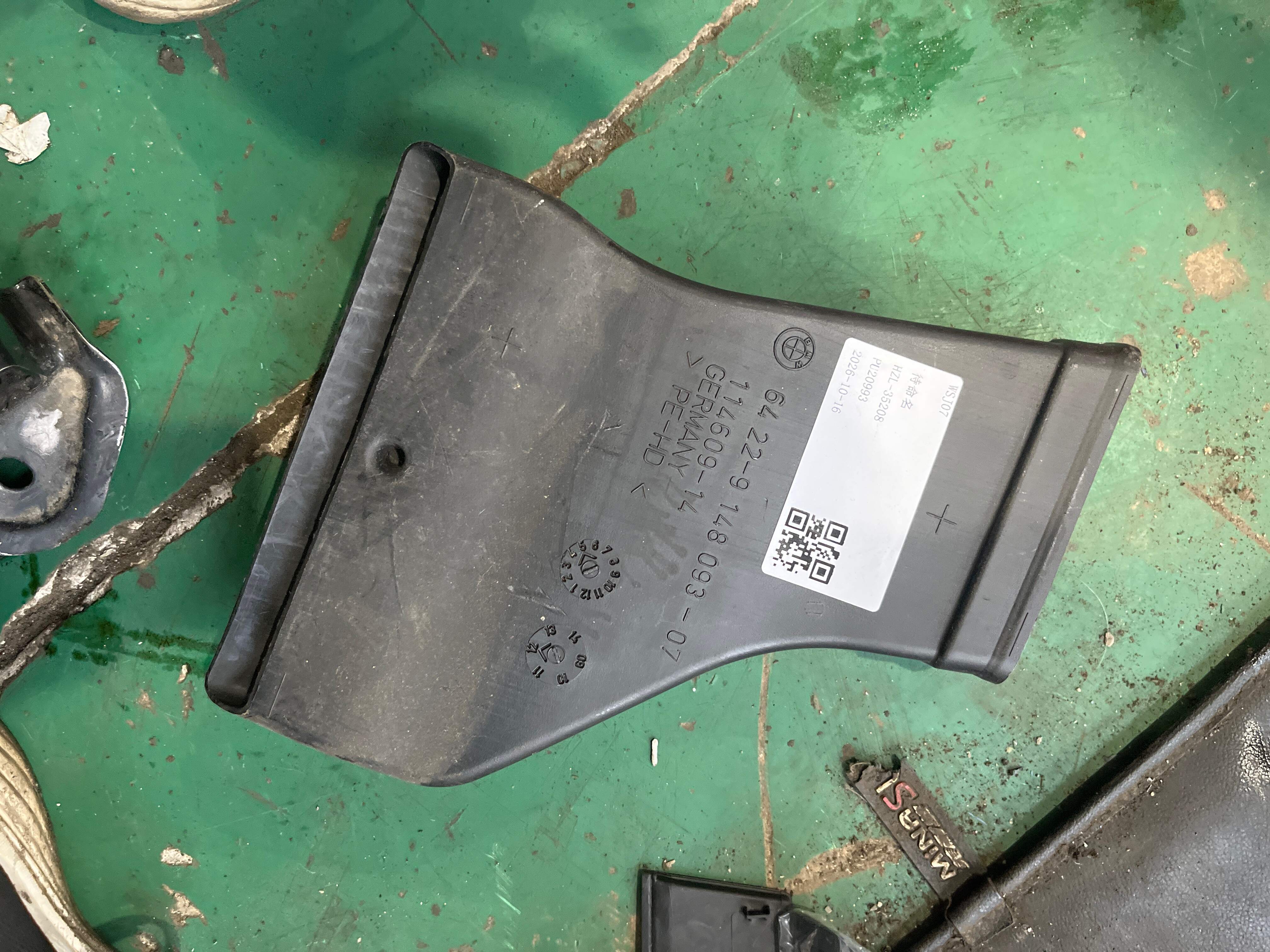 64229148093 Rear Seat Area Air Duct, Rear Left