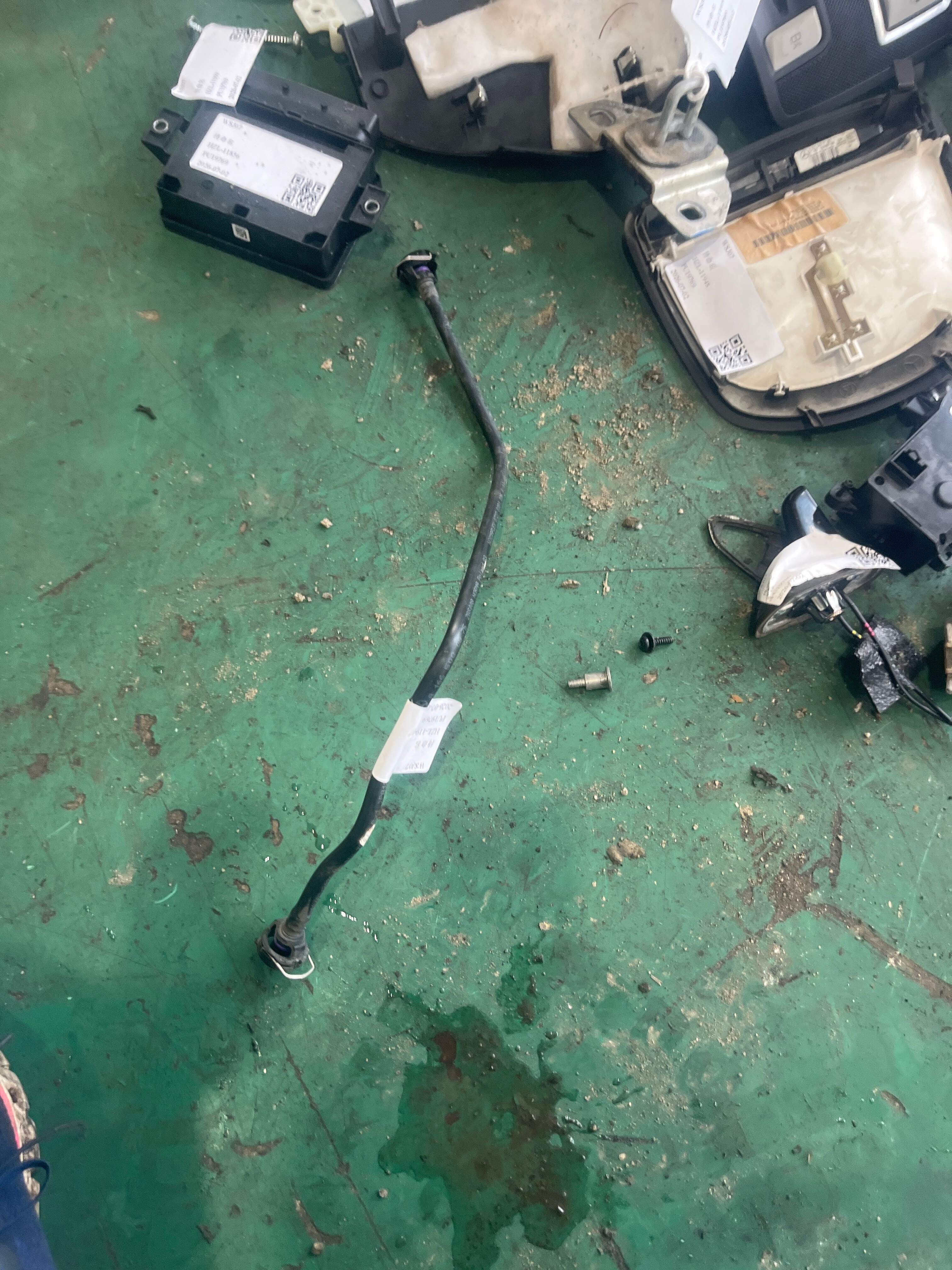 A1665000875 水箱补水壶上排气管