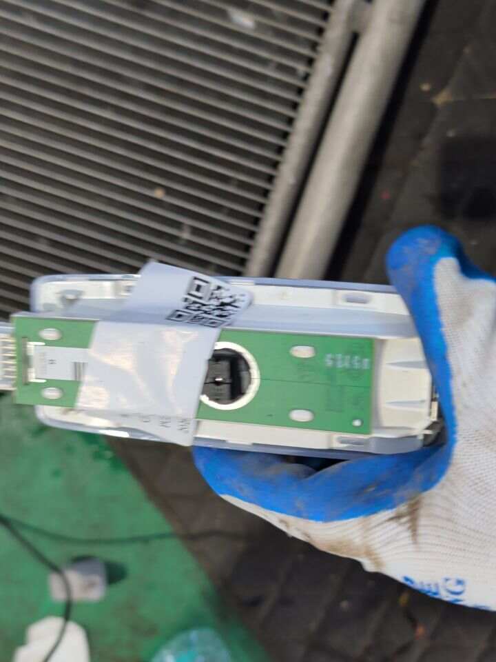 63319248671 前门门控灯（右）前门门控灯（左）