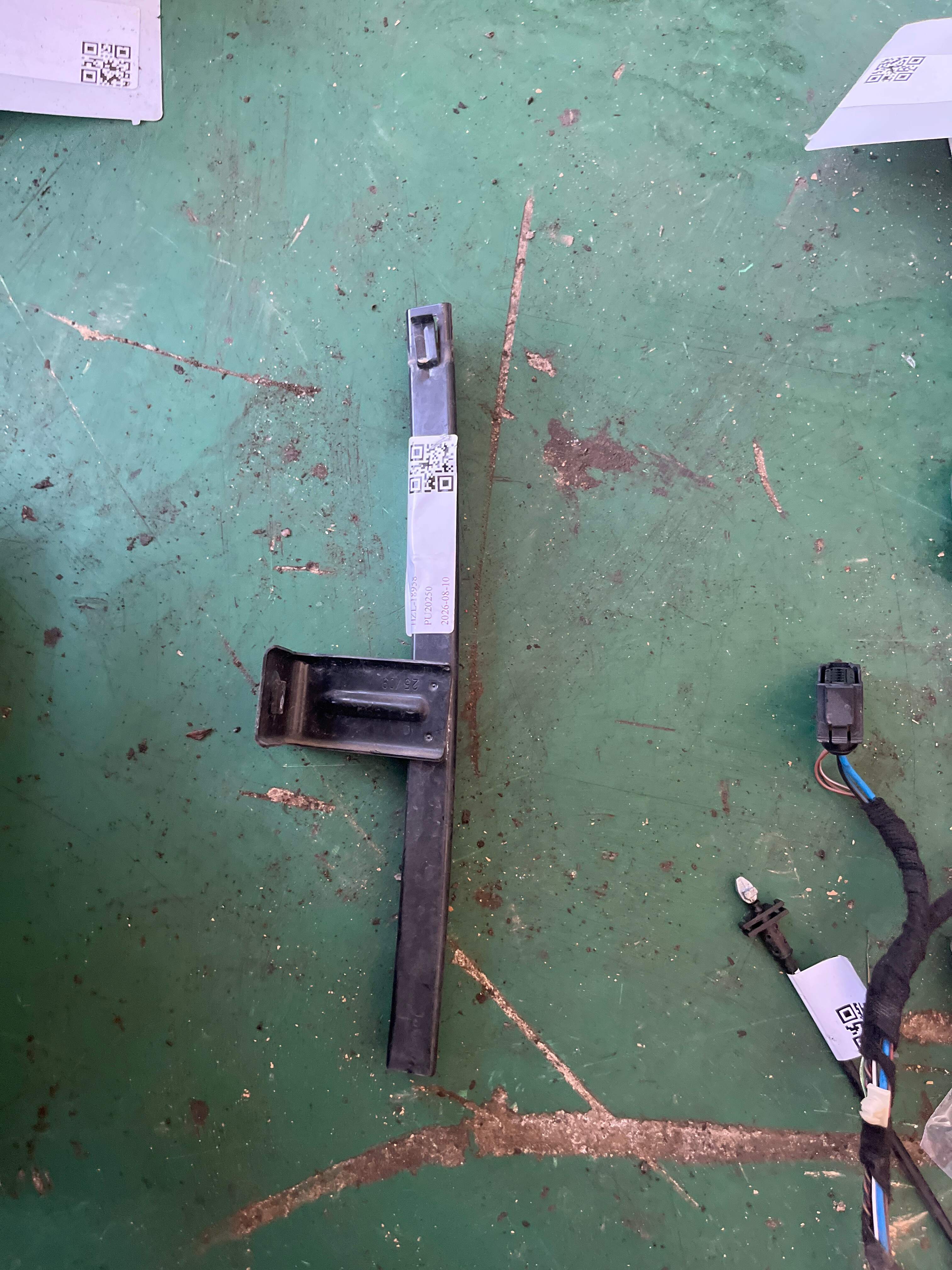 LR010318 Front Door Window Guide Rail, Left