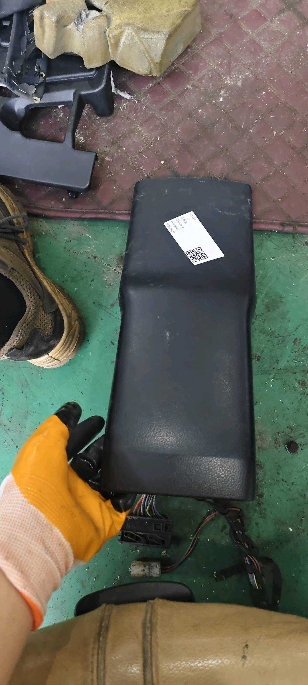 5892376010C0 中央扶手箱后盖板
