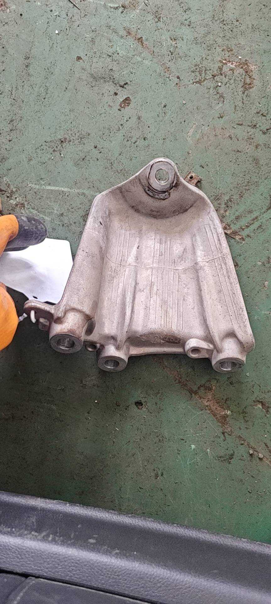 50870TA0A03 变速器机脚胶(上)