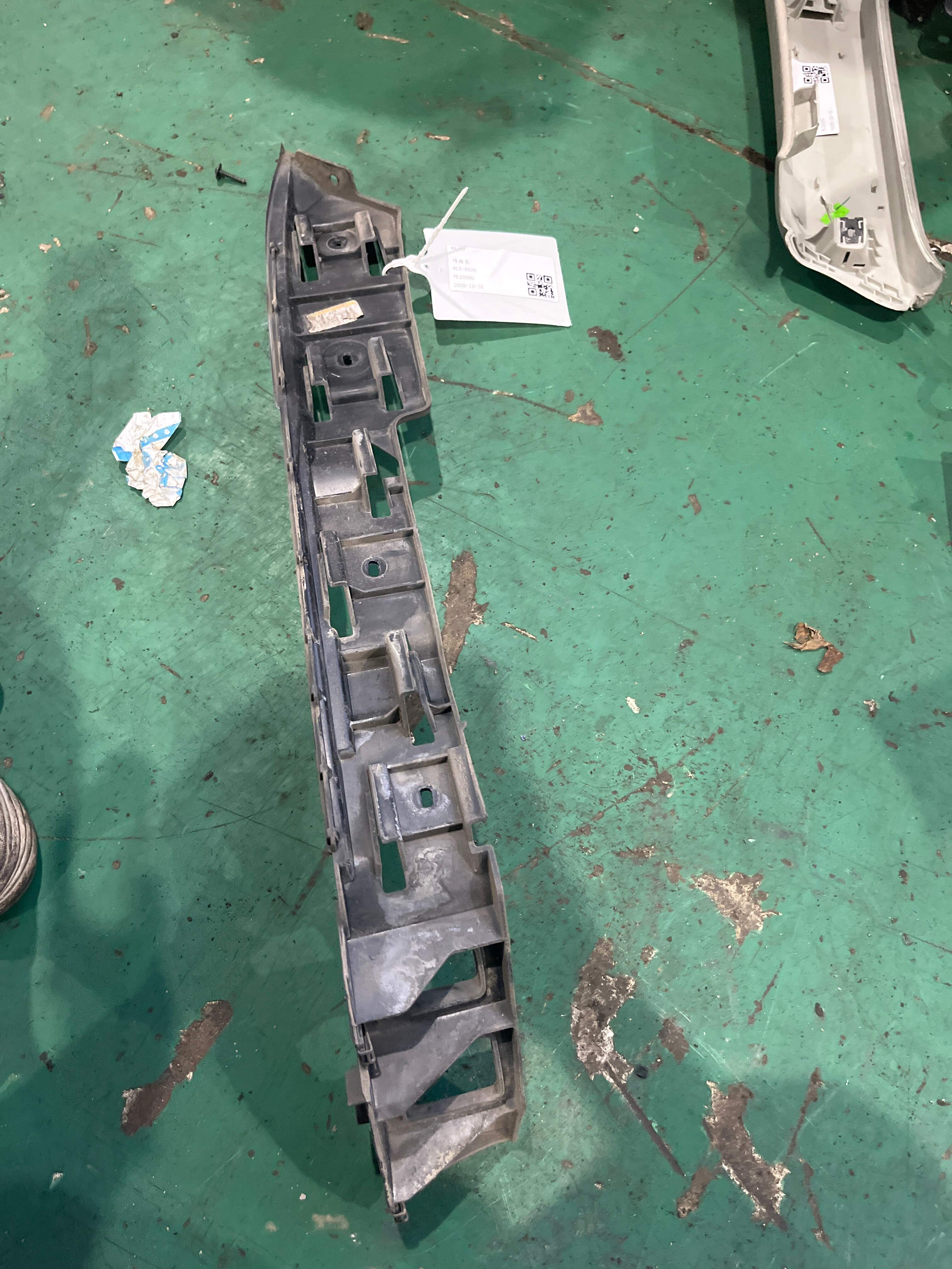 1K9807376 Rear Bumper Bracket, Right