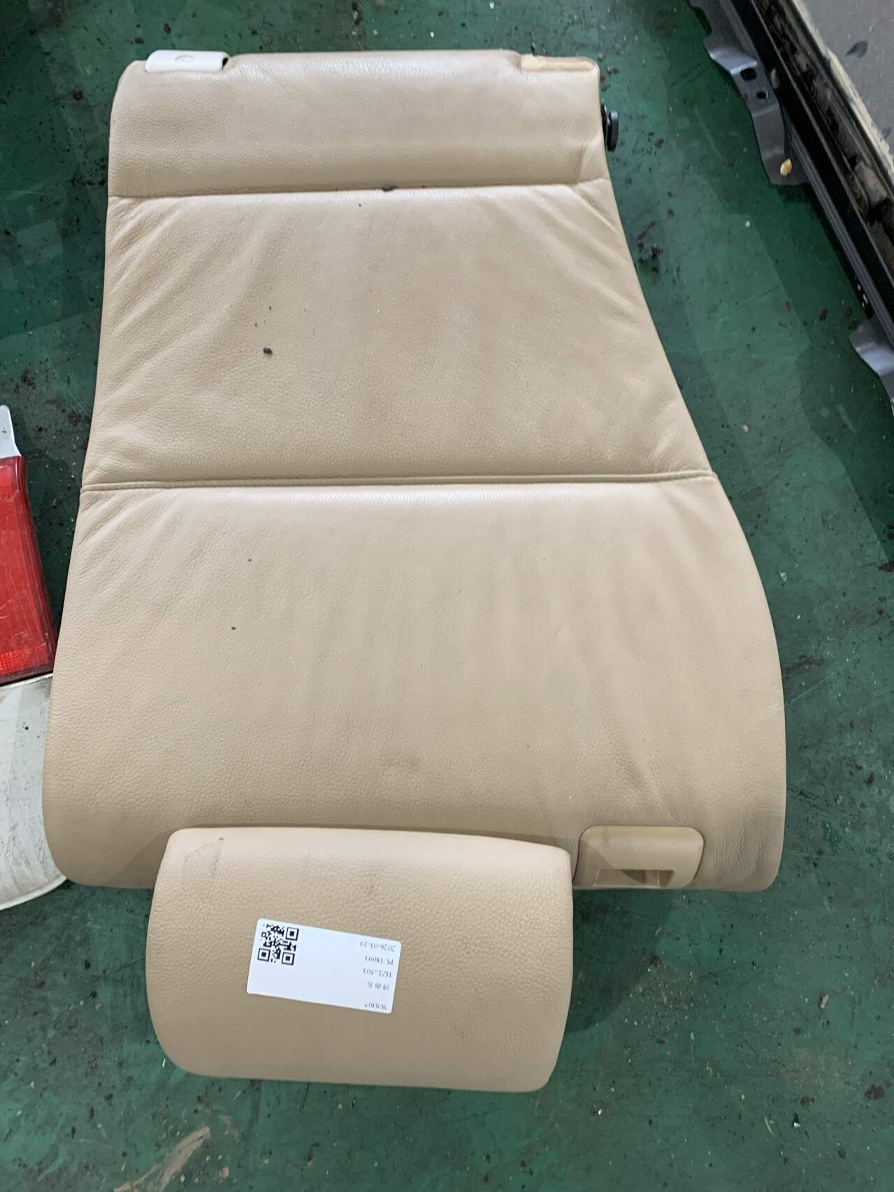 52207077912 后座椅靠背面罩(右)
