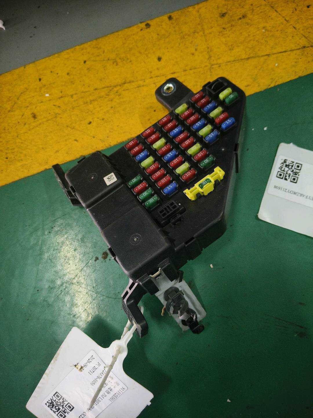 911102E001 室内保险盒