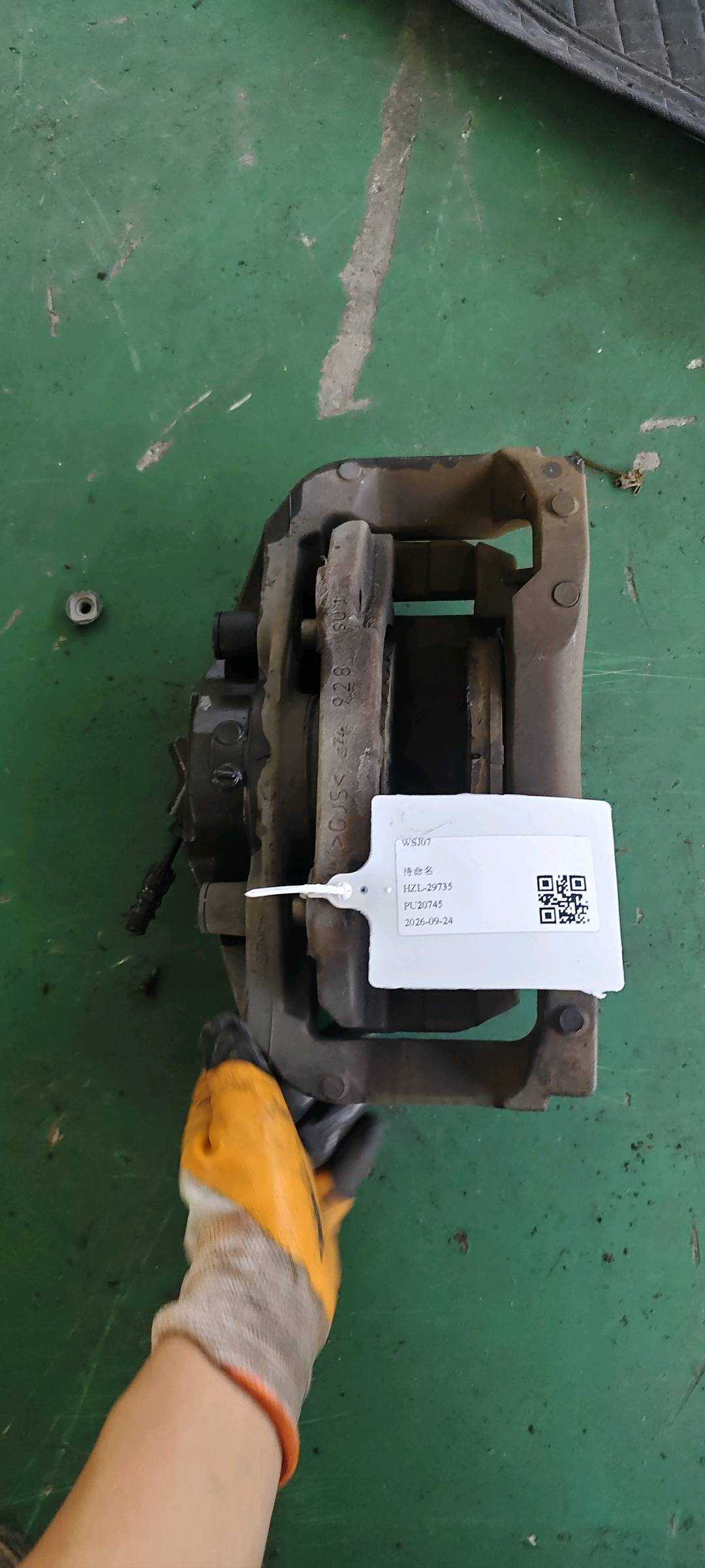34116786818 前制动分泵（右）