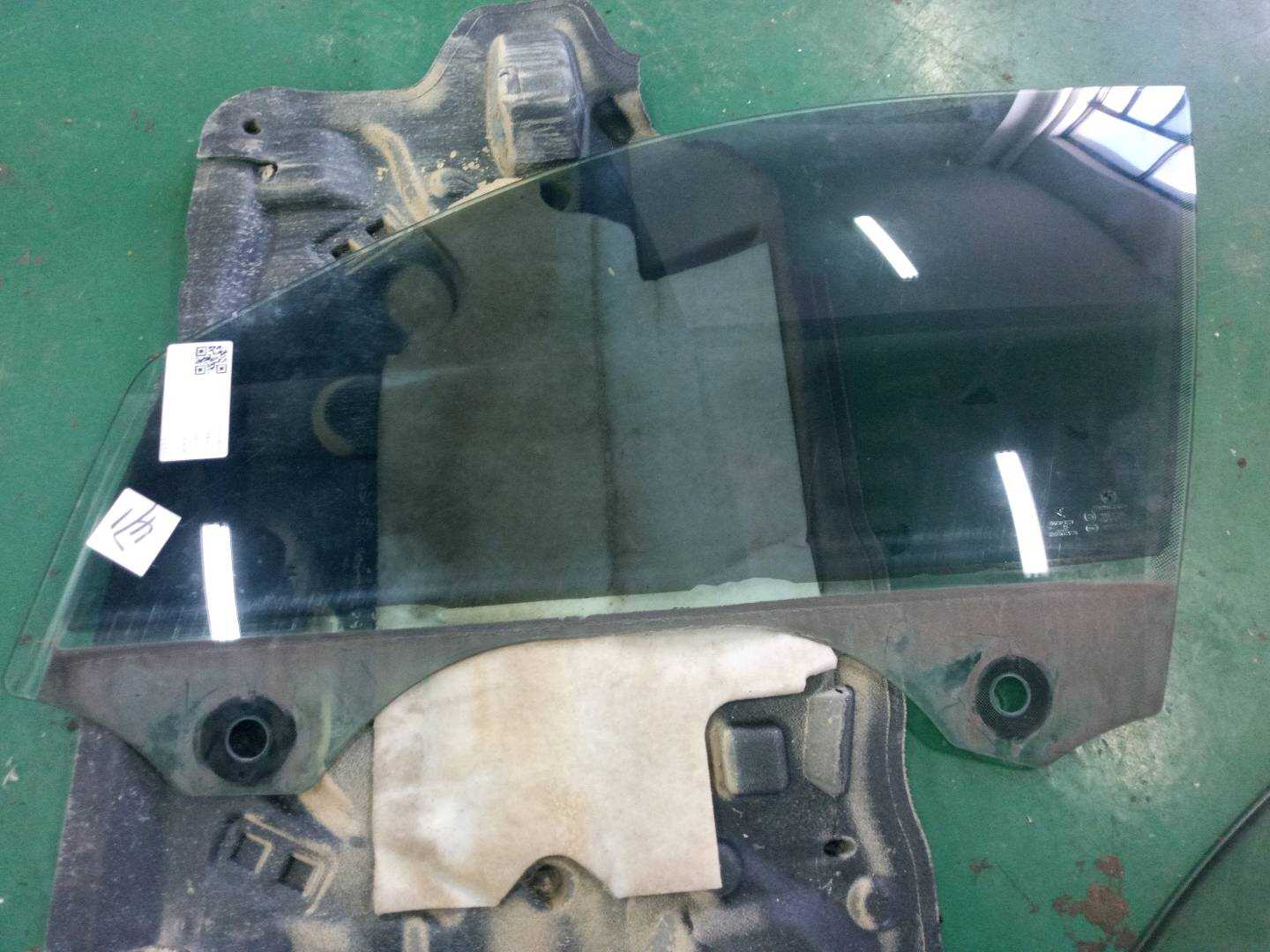 51337309733 前门玻璃（左）