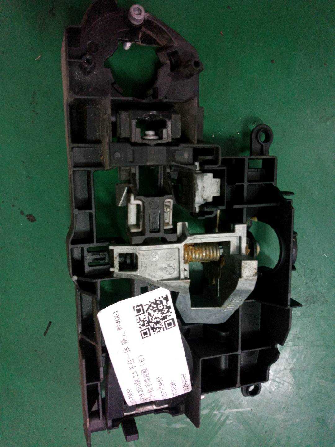 51217175650 前门外拉手固定框(右)