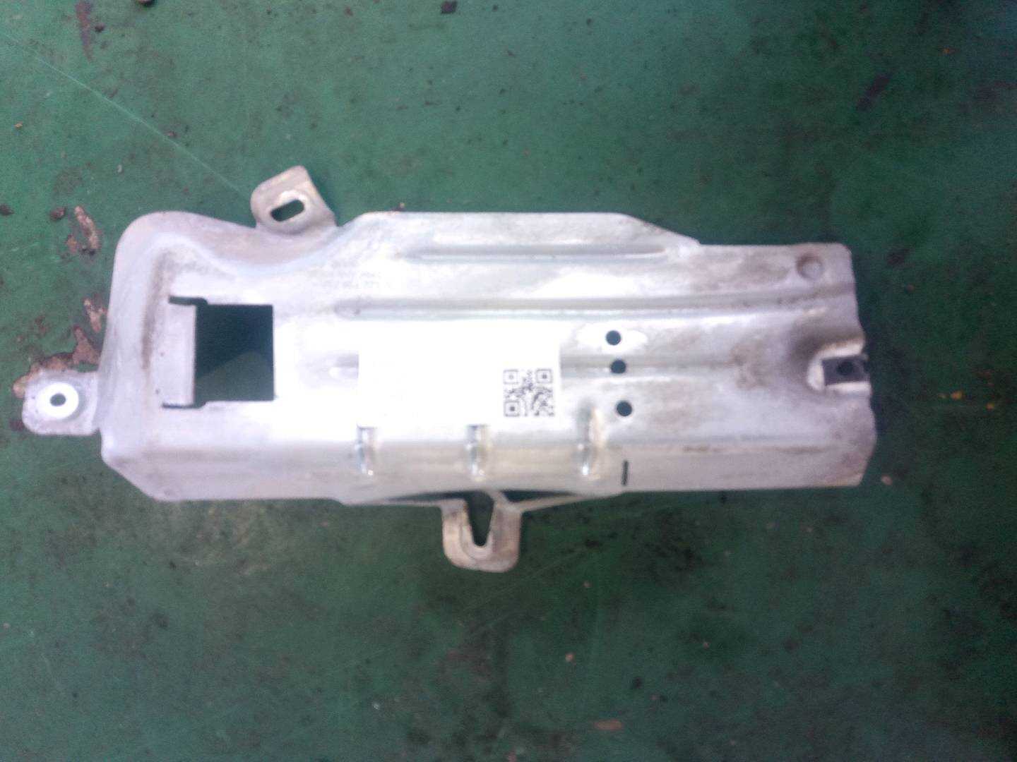 8E1864775 驾驶员搁脚踏板支架