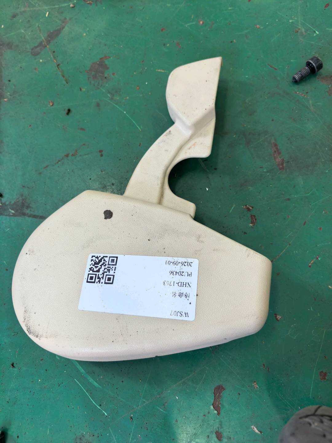 7186233050A2 驾驶员座椅侧饰板（右）