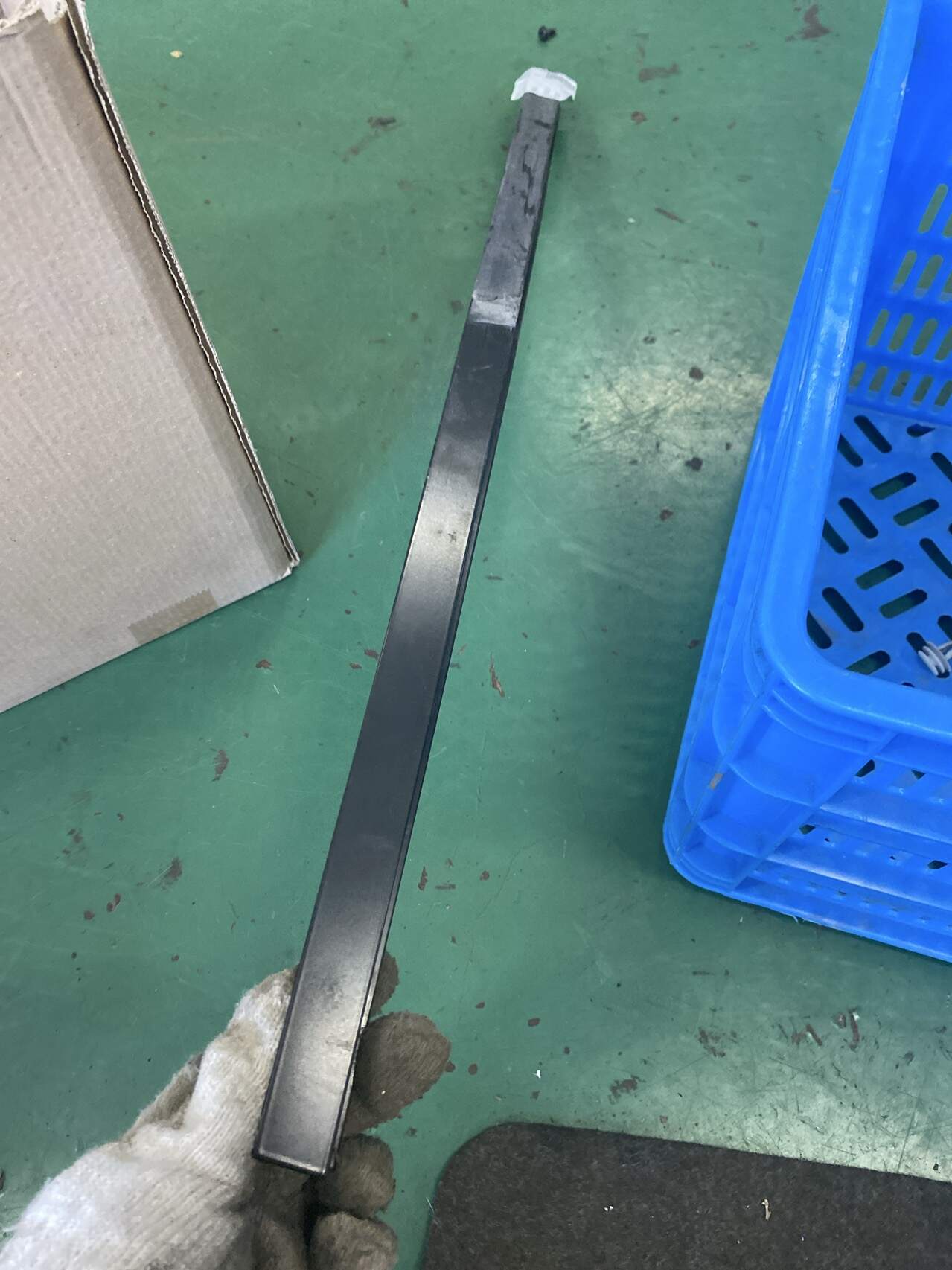51357179417 后门窗框外饰板(左中)