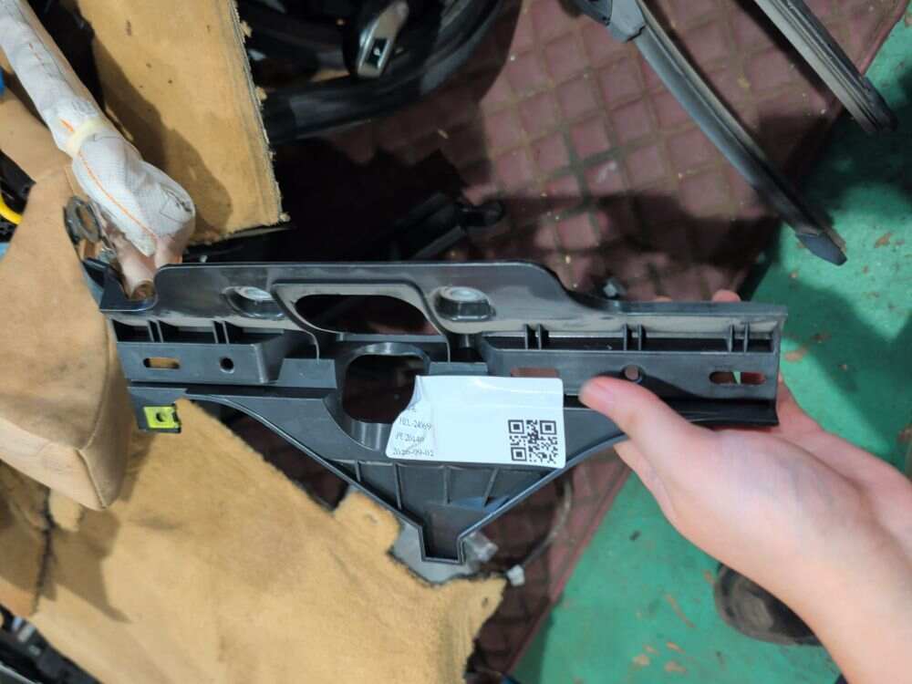 97055547700 支架 C柱左侧