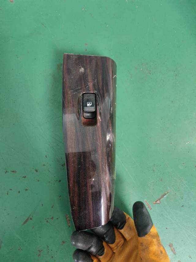 9357503130 前门玻璃升降开关(右)