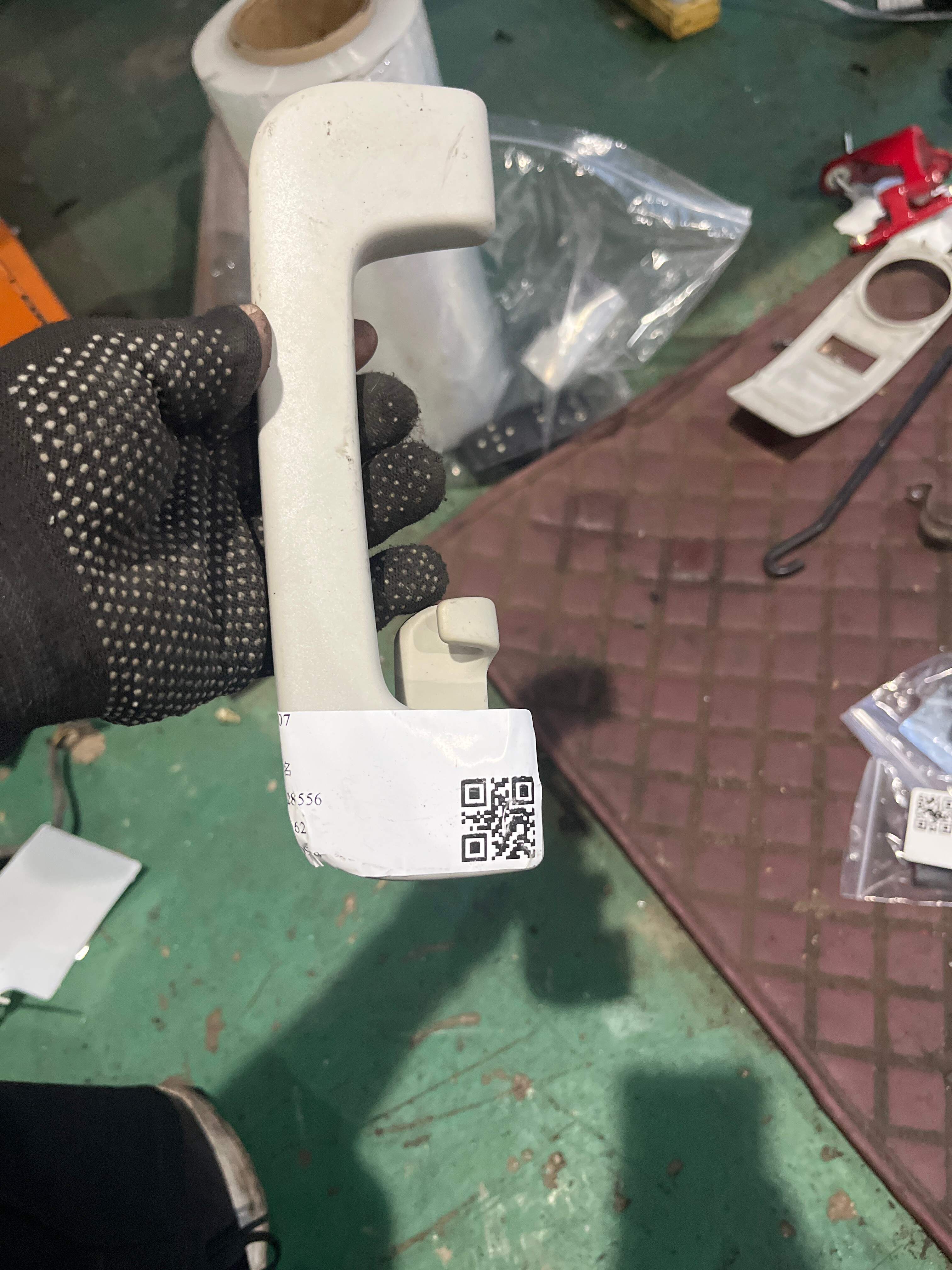 8P0857608F 车顶扶手(右后)
