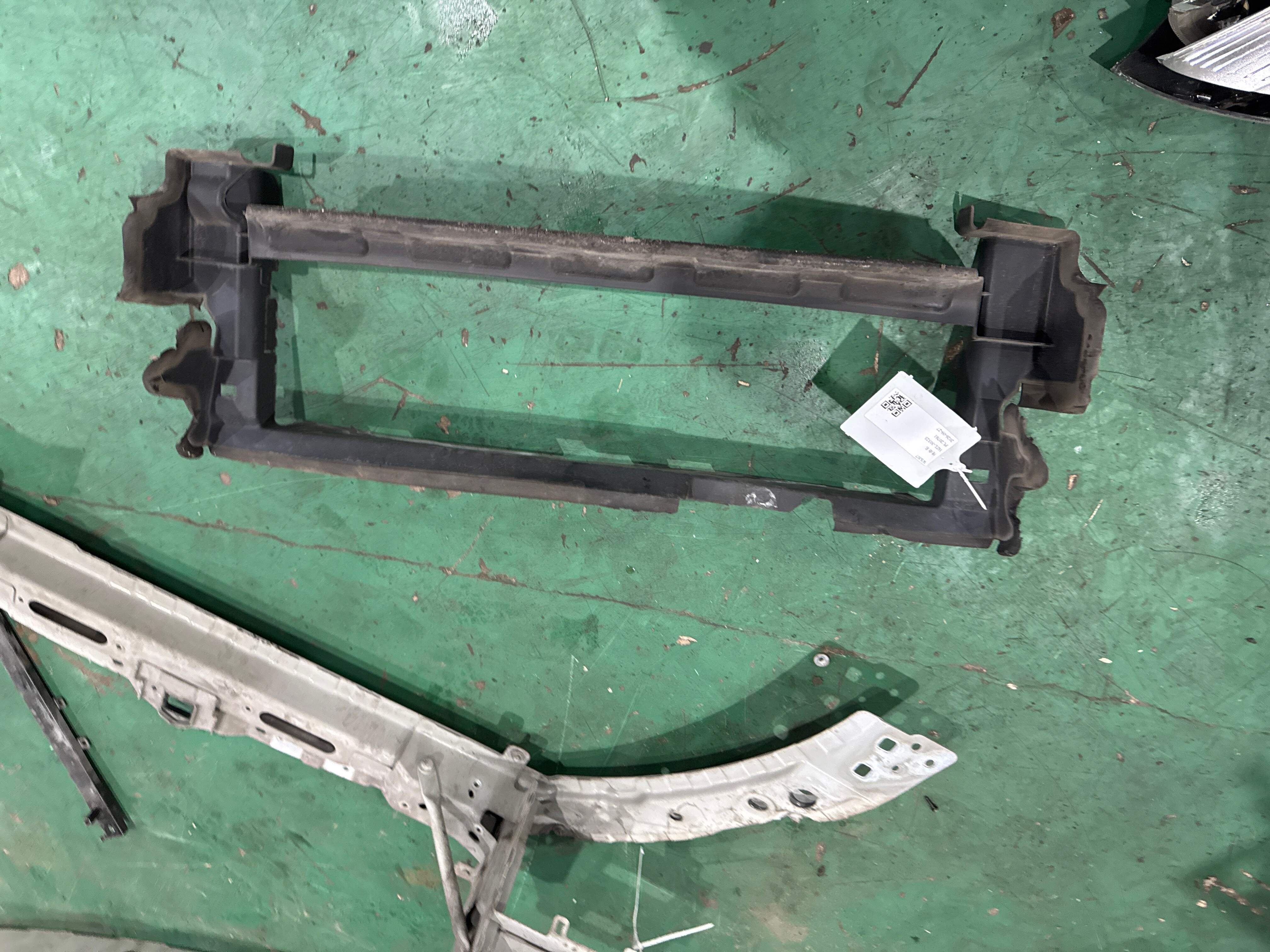 LR027022 Radiator Air Deflector, Upper