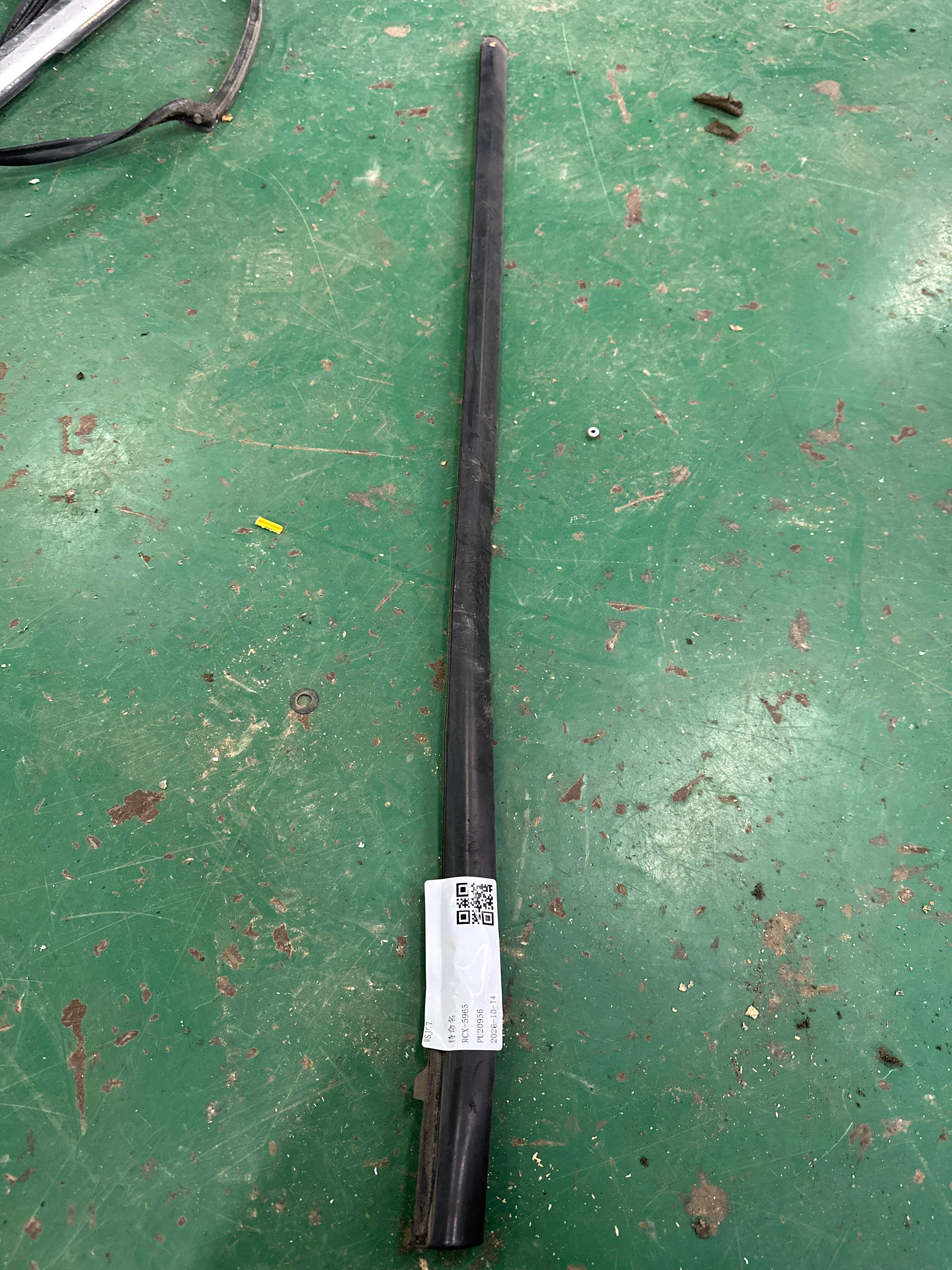 4M51A20562AF 前门玻璃压条(右外)