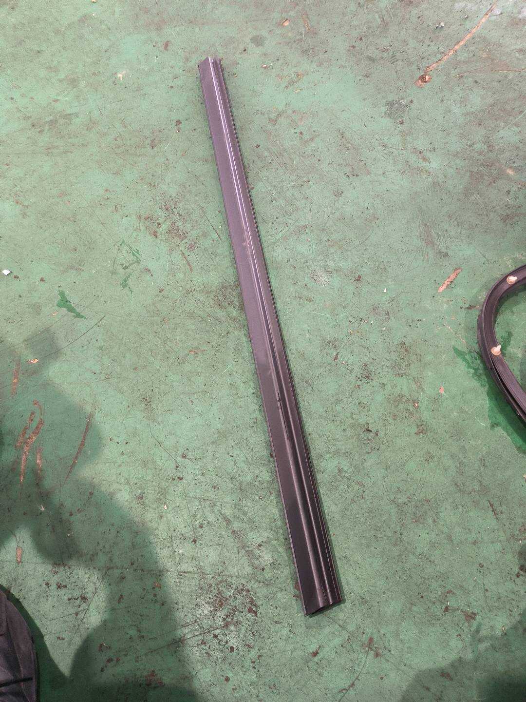 1068002590 左前车门内水切