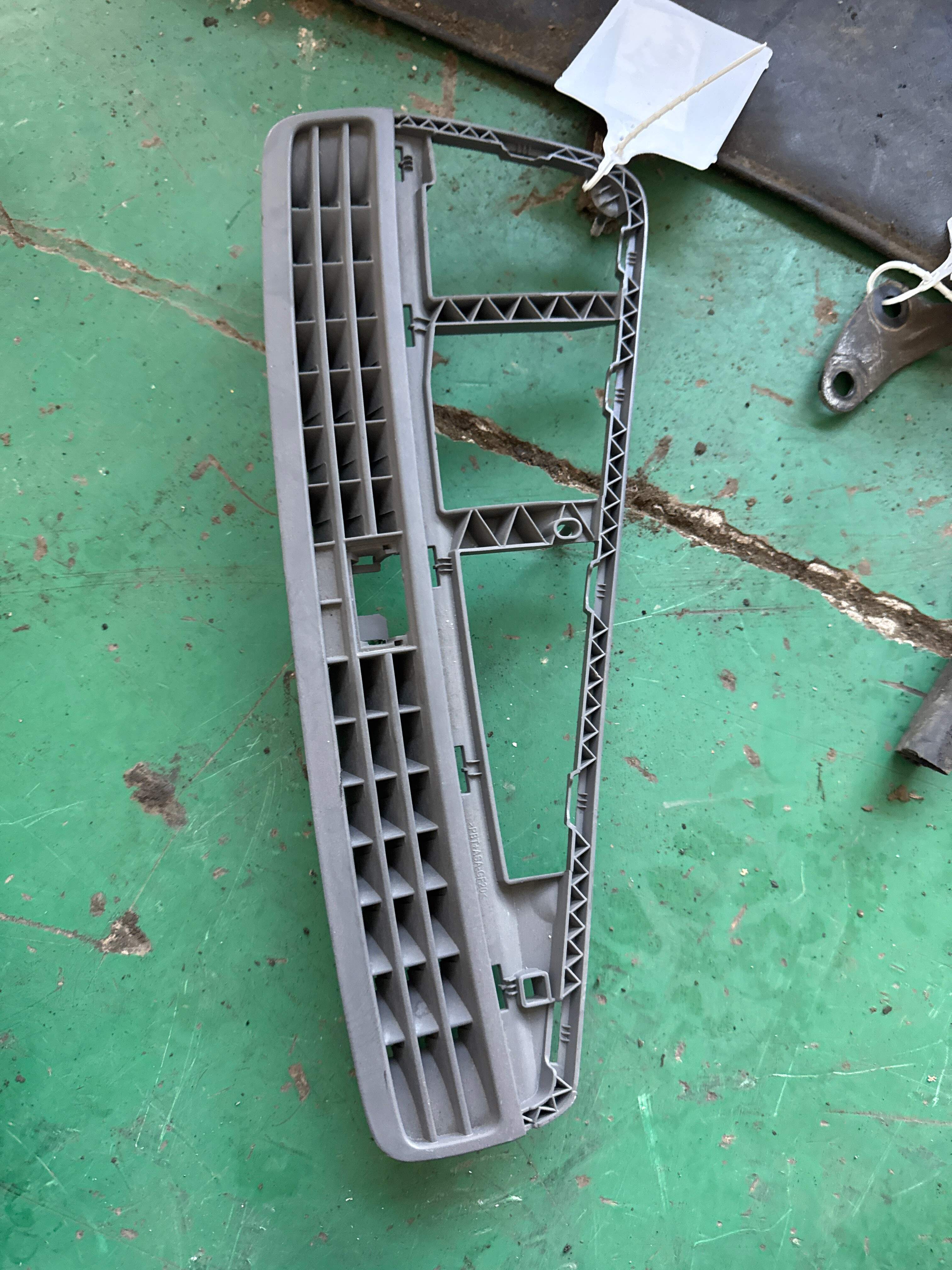 8T1819635 Dashboard Front Defrost Grille