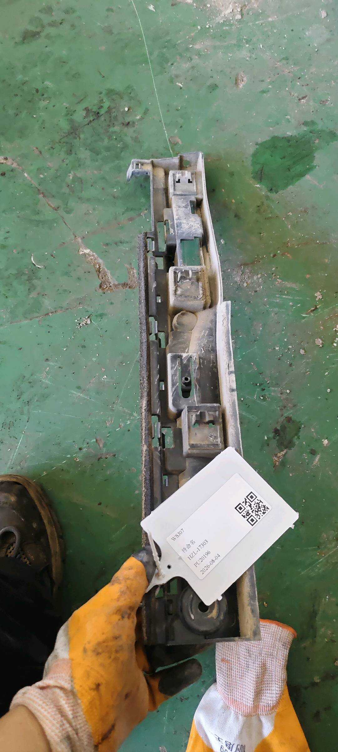 51777363260 底大边支架(右后)