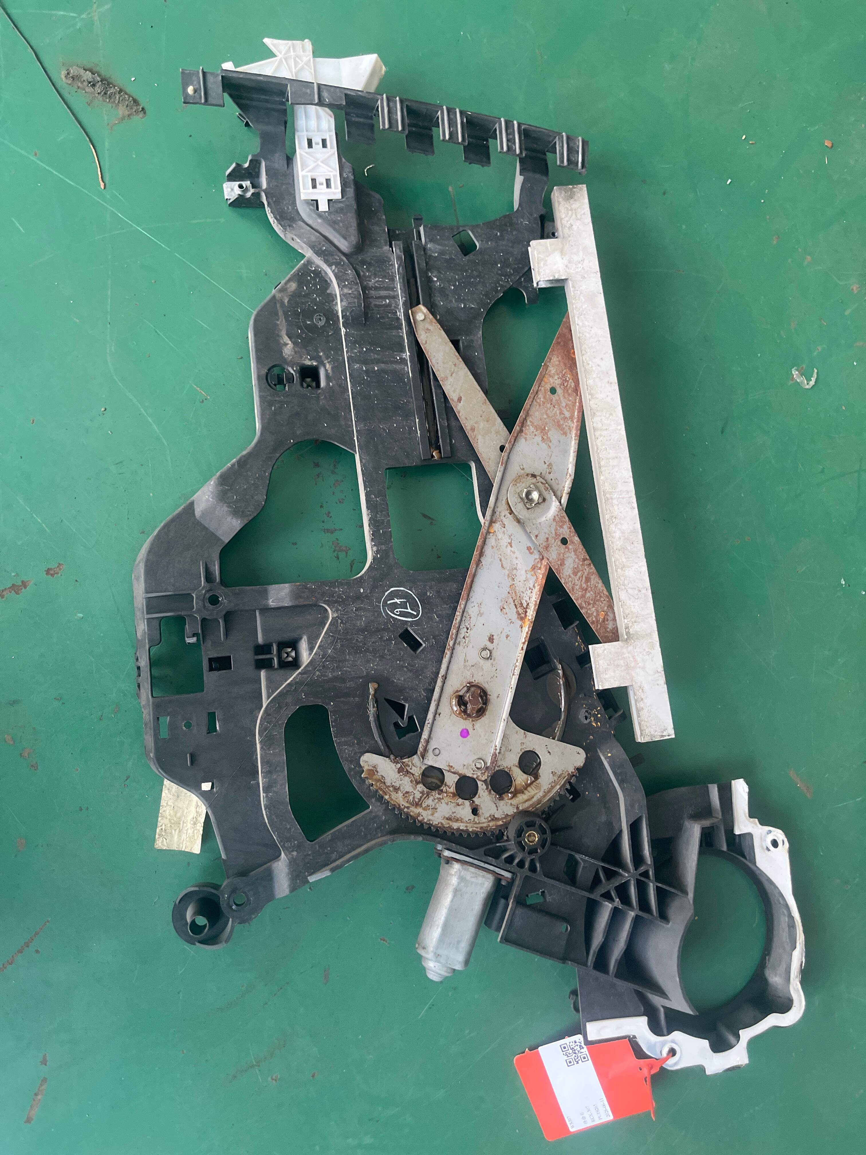 9046549 Front Door Window Regulator Bracket, Left