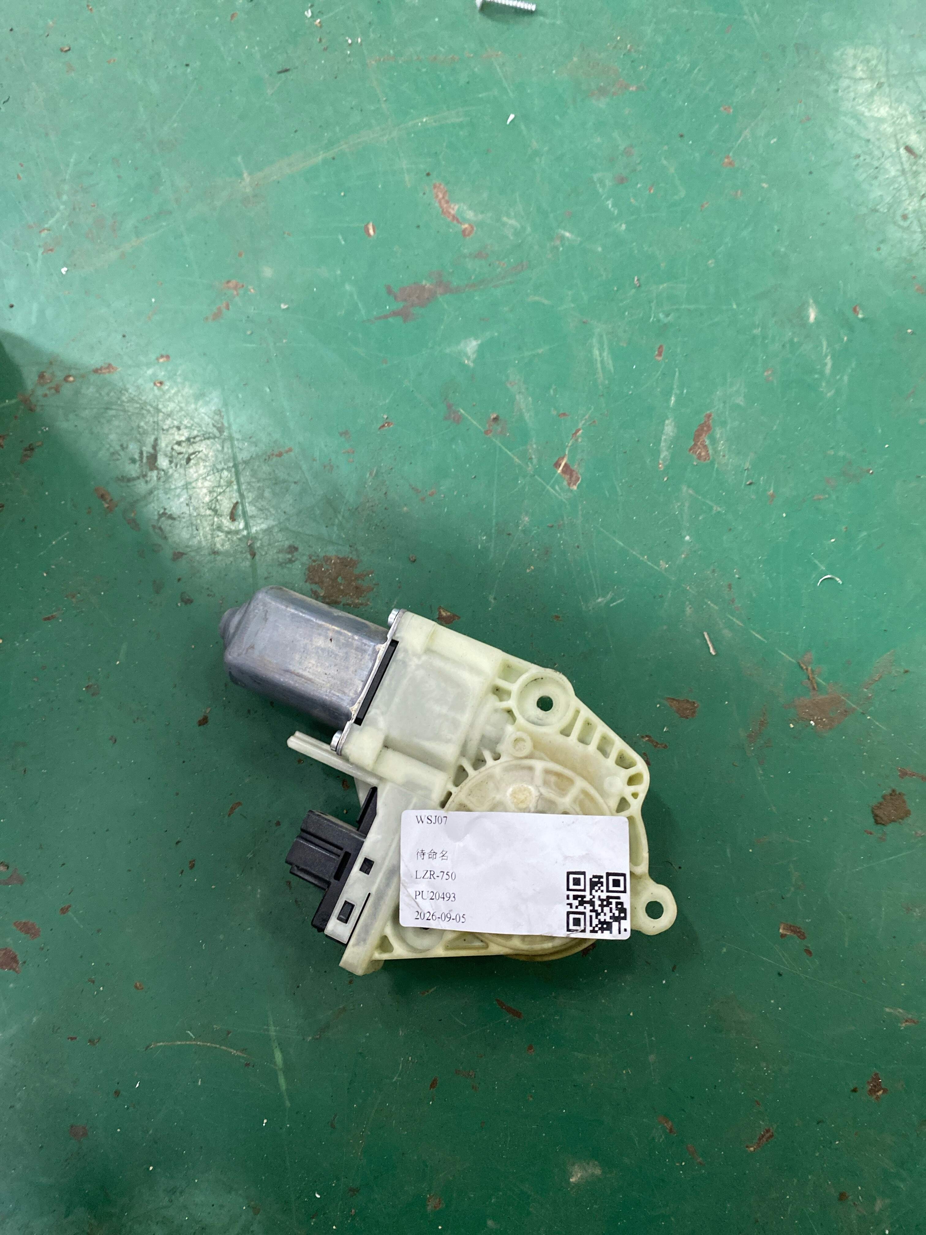 97062410201 前门玻璃升降电机（右）