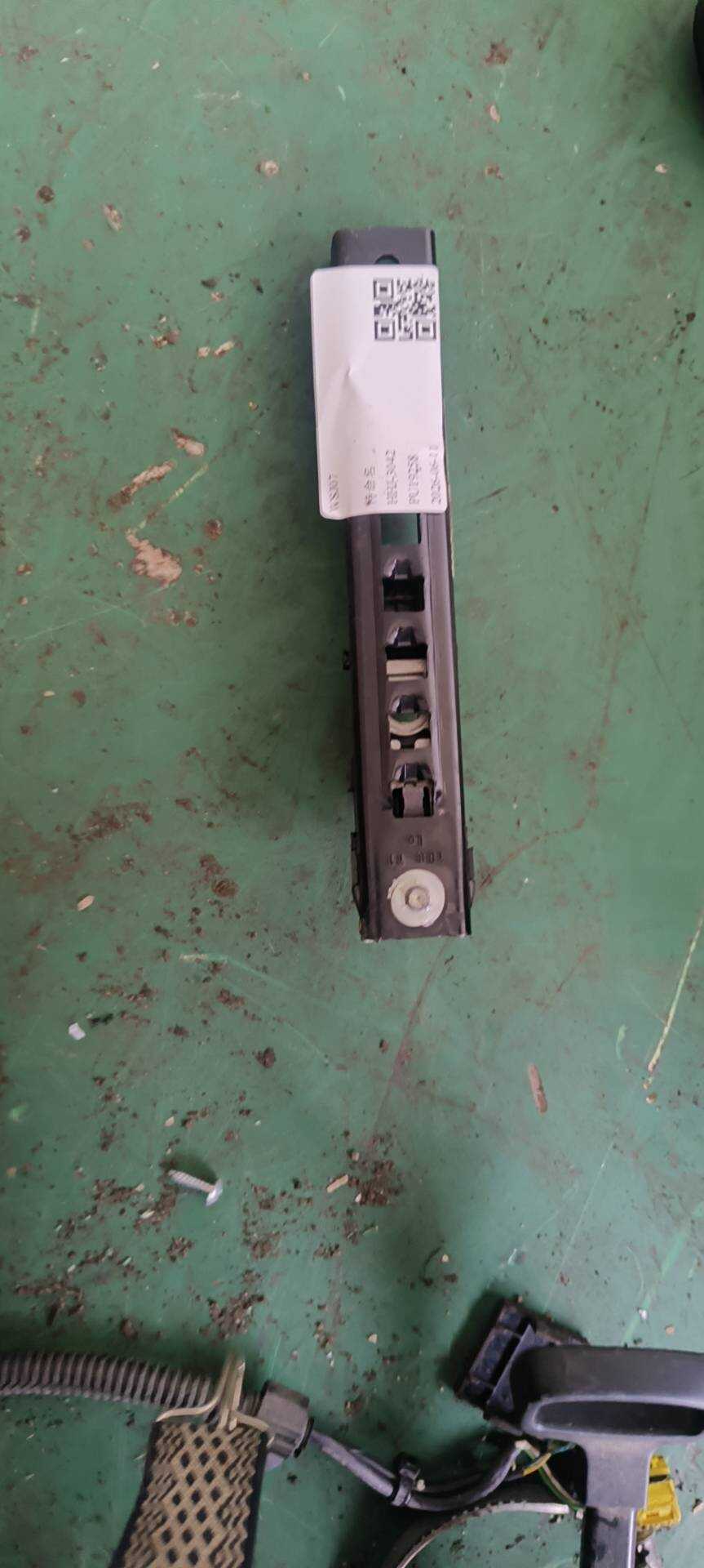 C2D18762 副驾驶员座椅安全带高度调节器