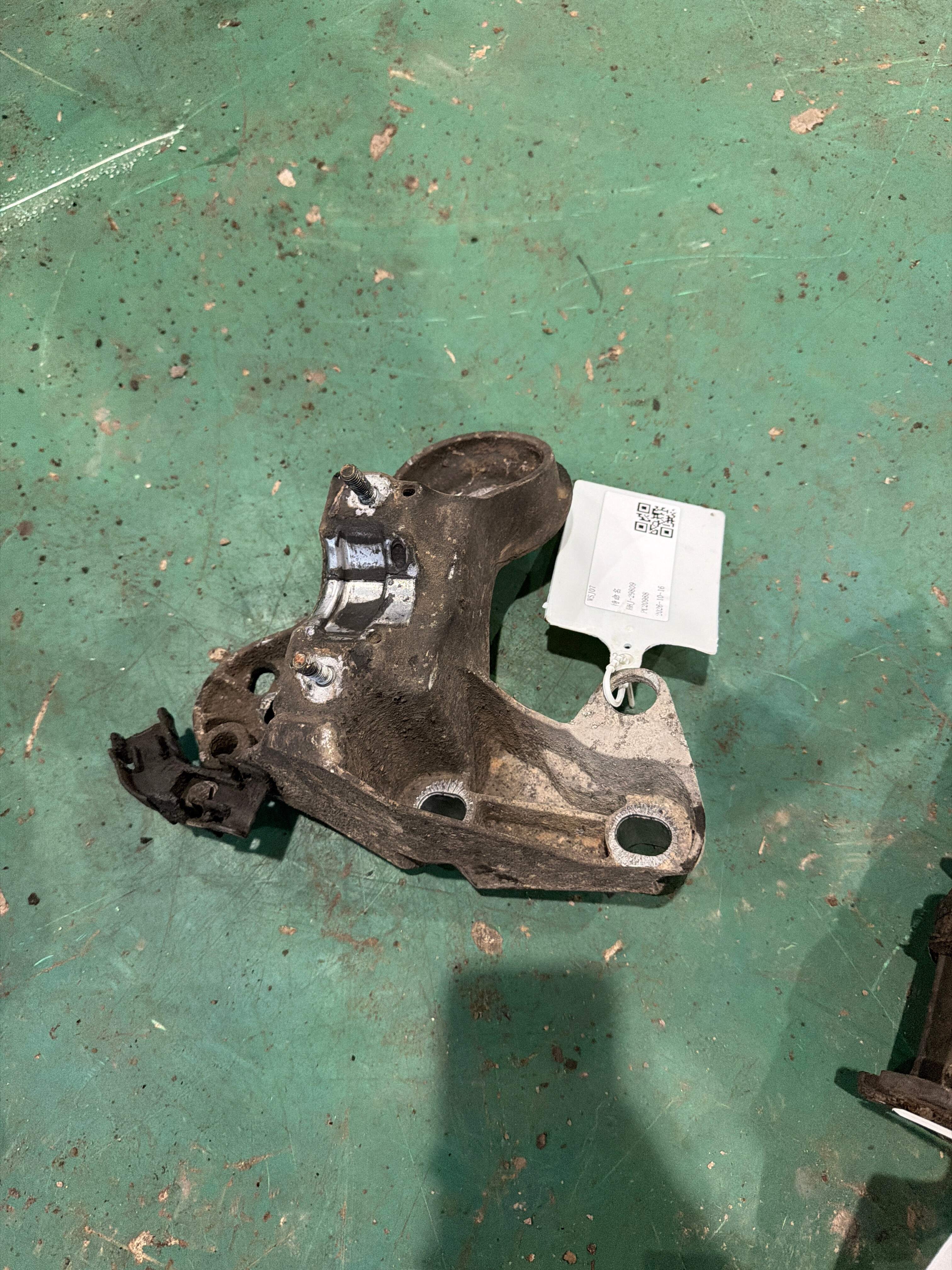 8E0199352N Engine Mount Bracket, Right