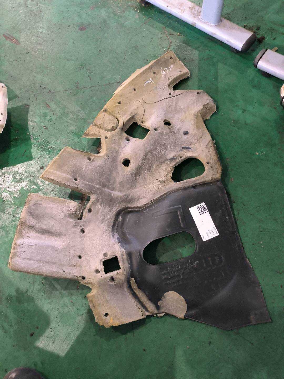 8R0863889B 轮罩减震器左后
