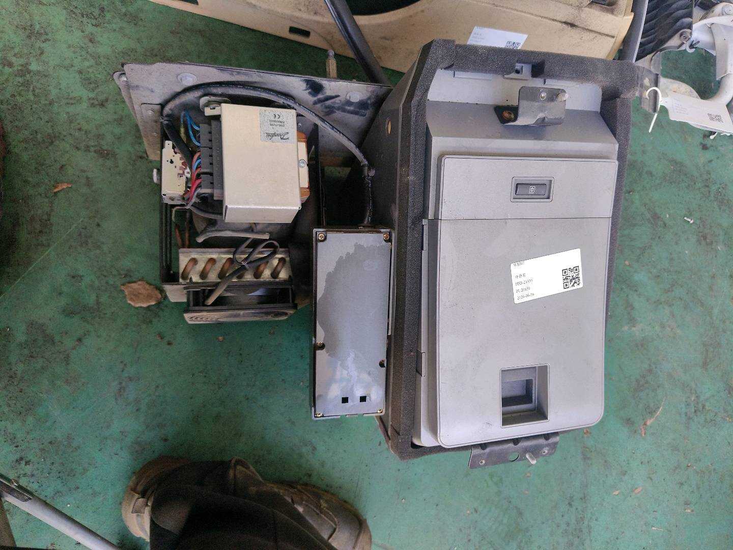 64117840683 冷却箱