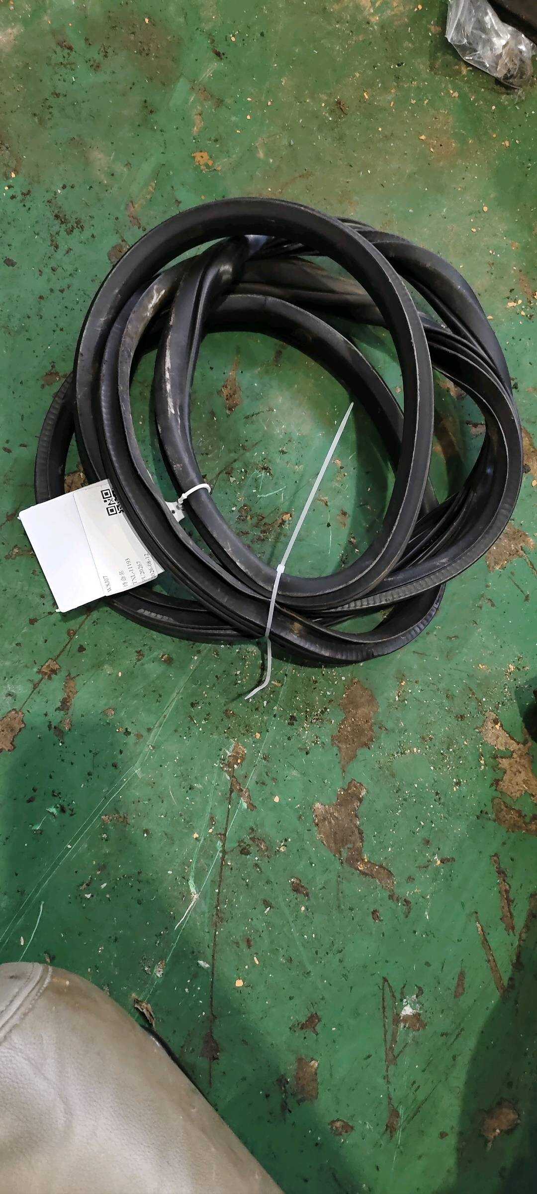 51767221840 前门车门密封胶条(右)