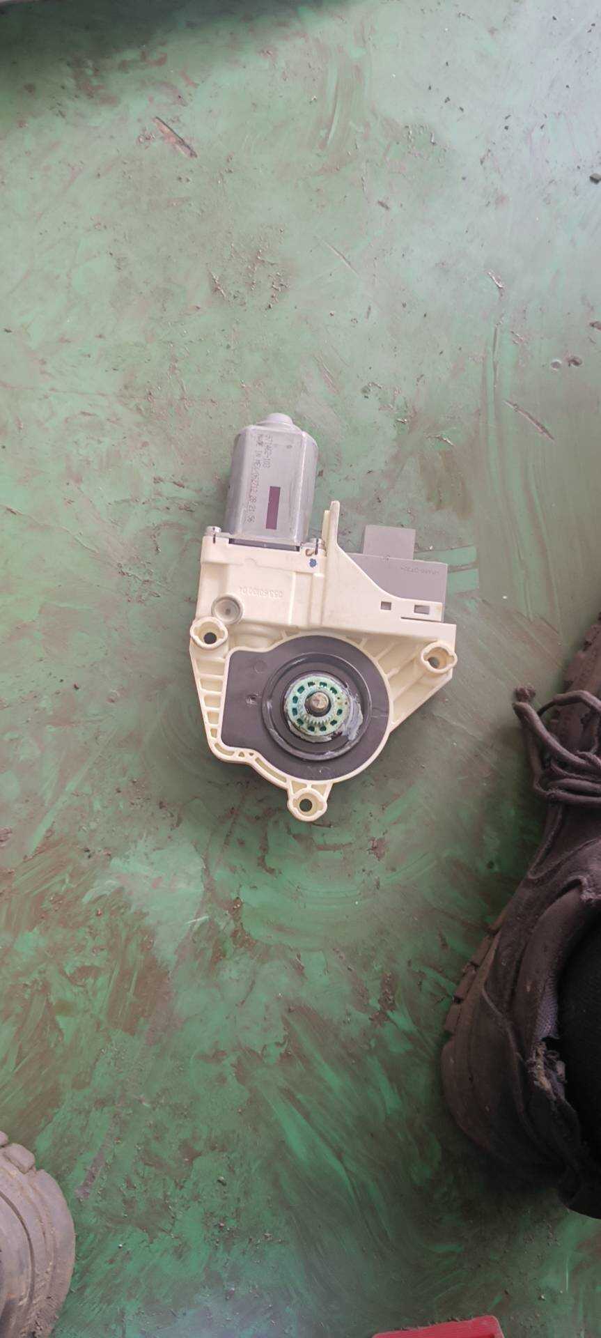 7A1Z5423395A Front Door Window Motor, Left