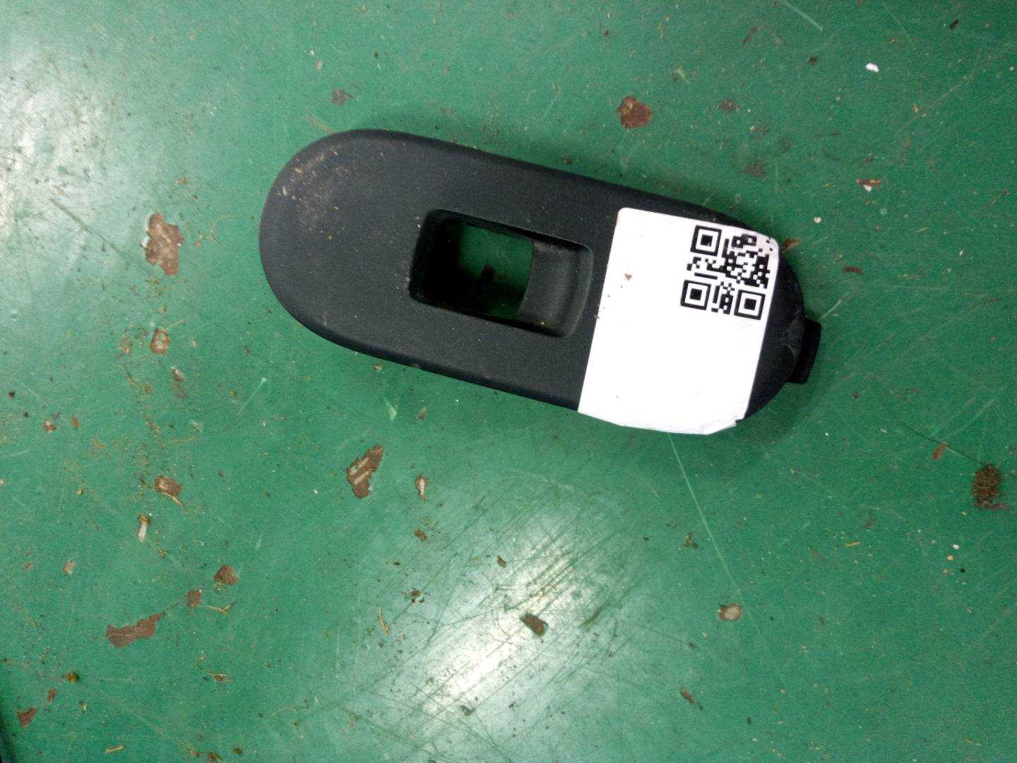 51417348259 前门玻璃升降开关装饰板（右）