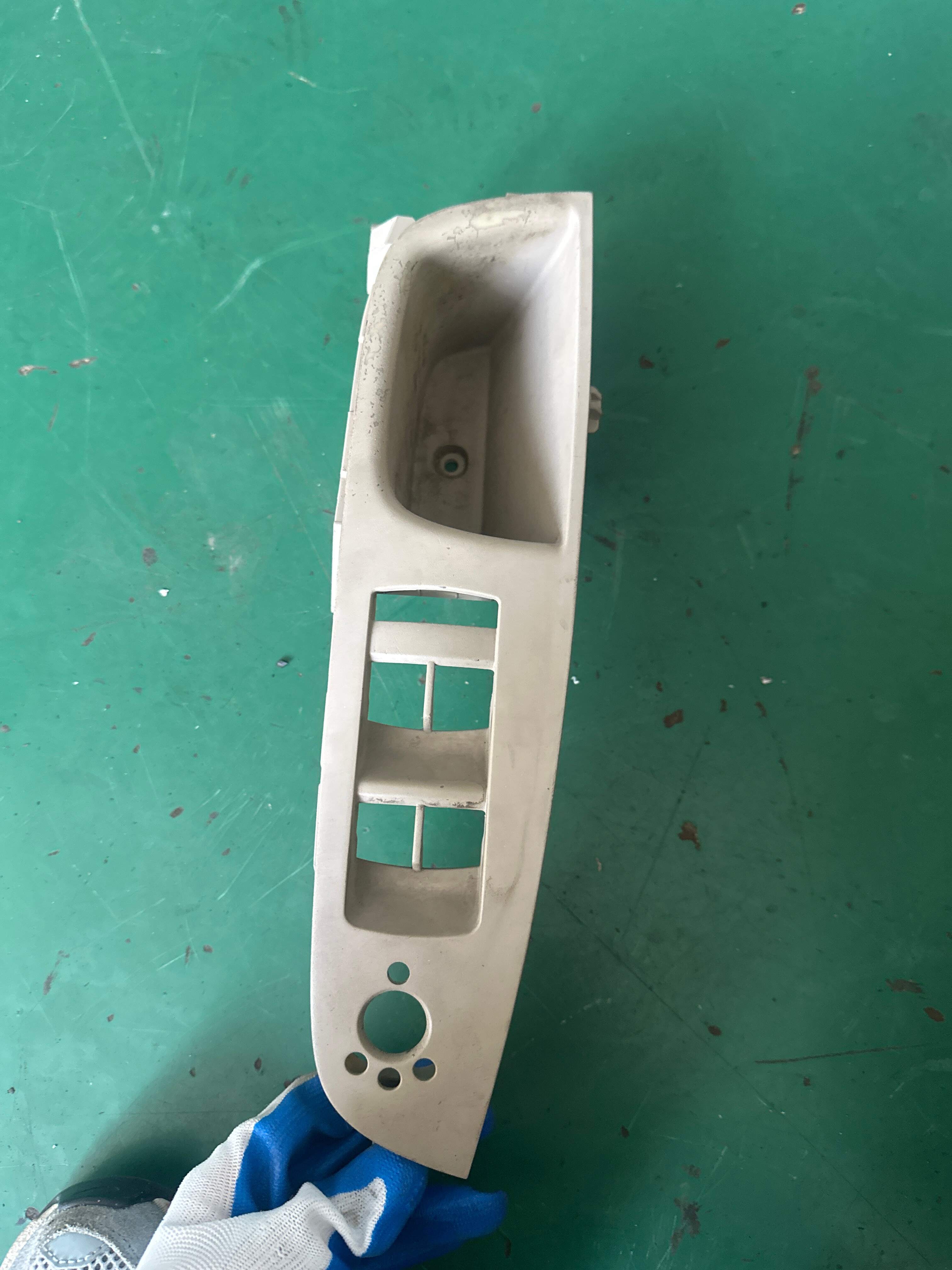 4L1867171A 前门玻璃升降开关装饰板（左）