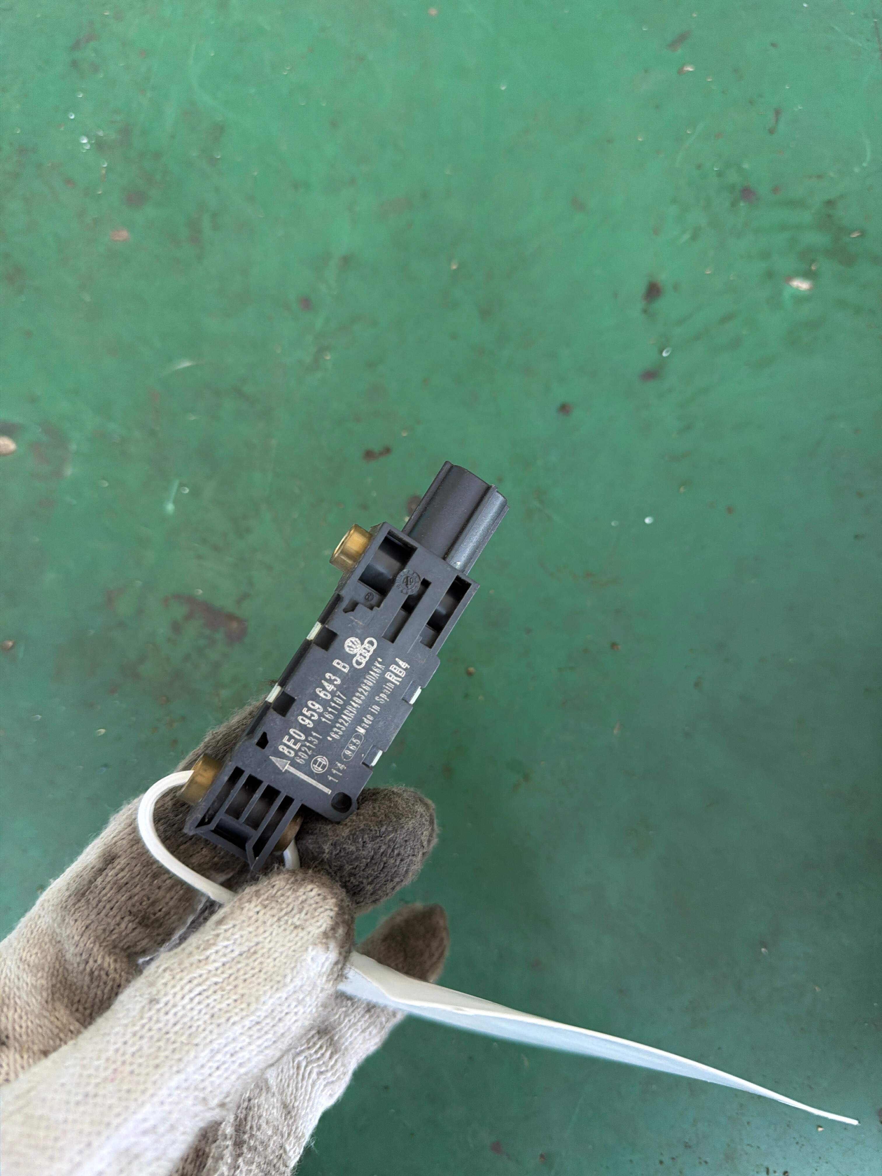 L8E0959643B Side Airbag Sensor, Rear Left
