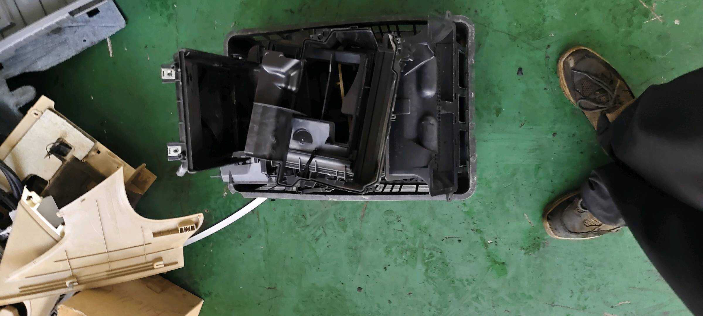 LR031293 Evaporator Assembly