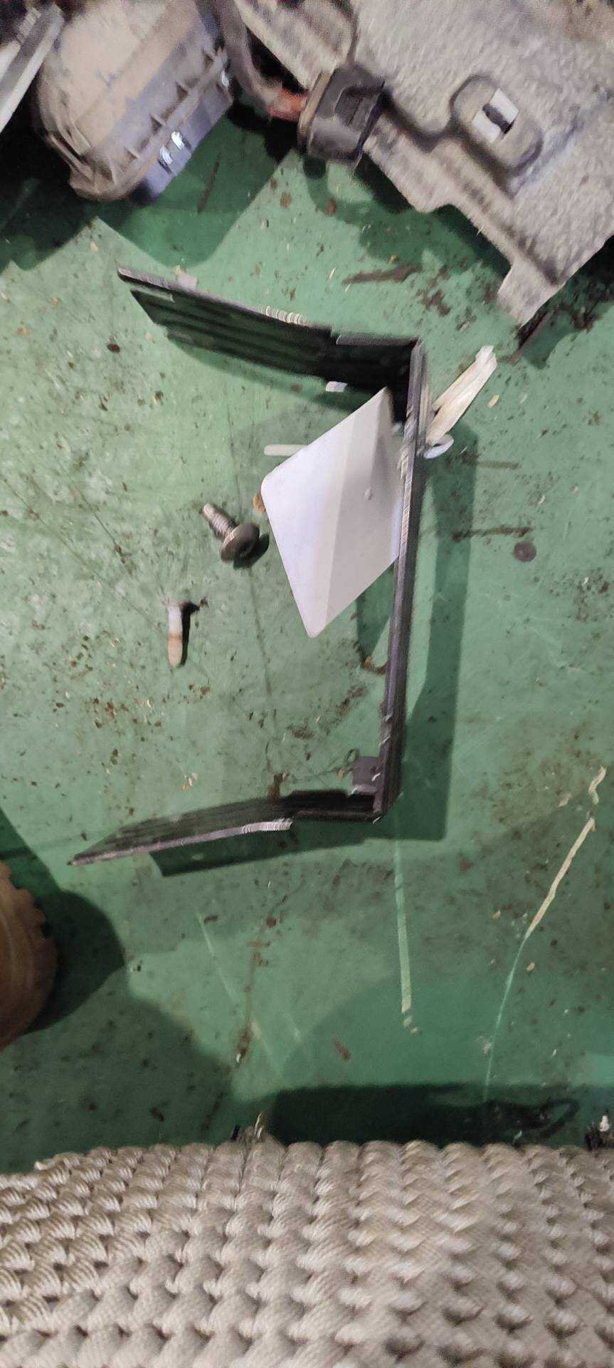 A1646801514 上部前侧的通道和夹板之间的连接器支架