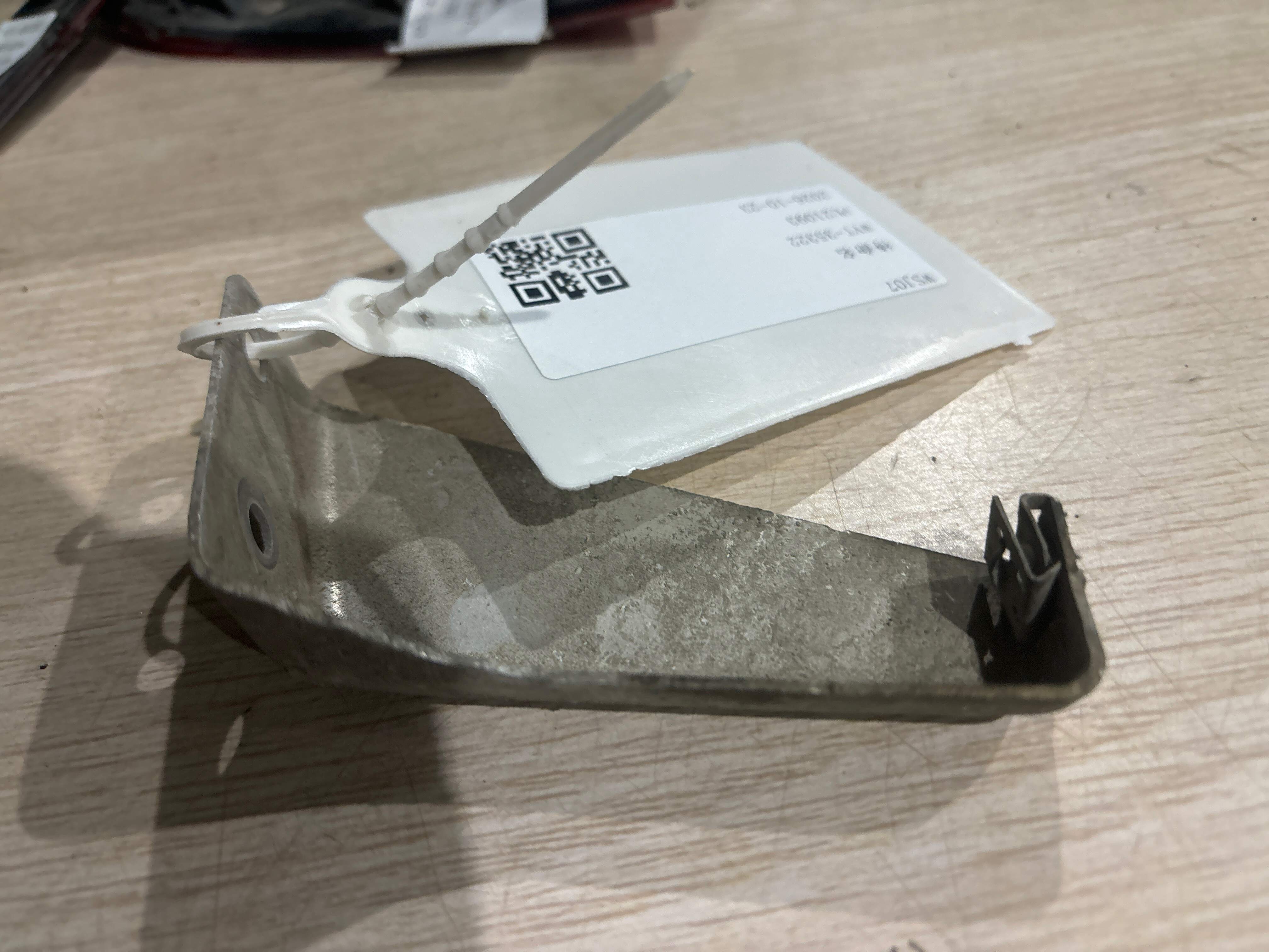 8W0802420 Bracket