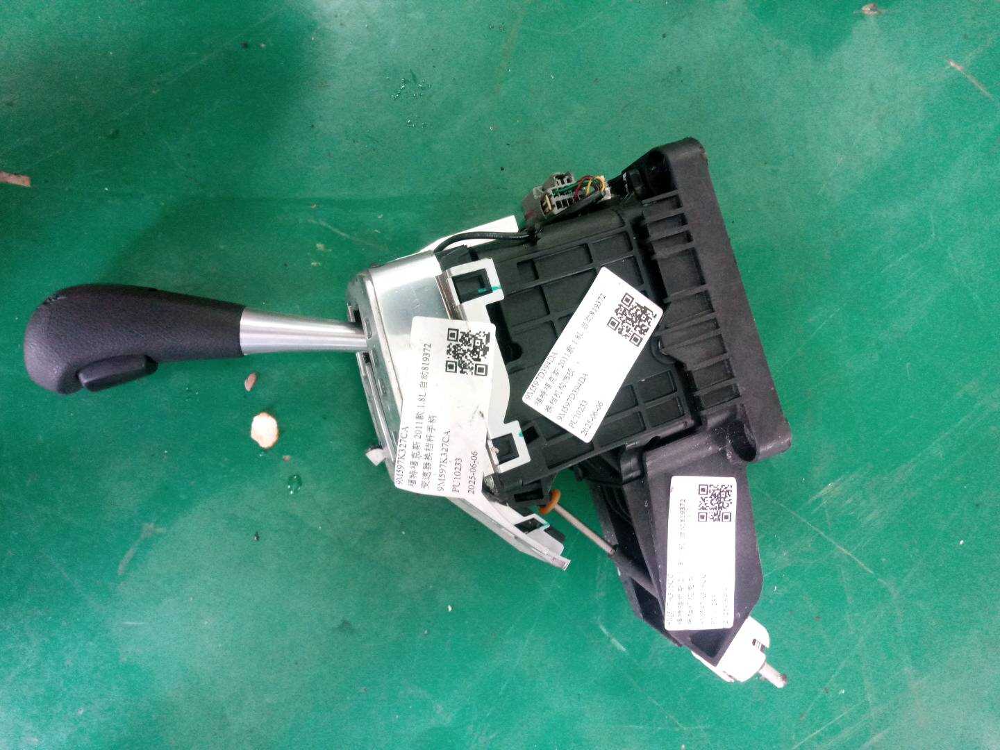 9M597K327CA 变速器换档杆手柄