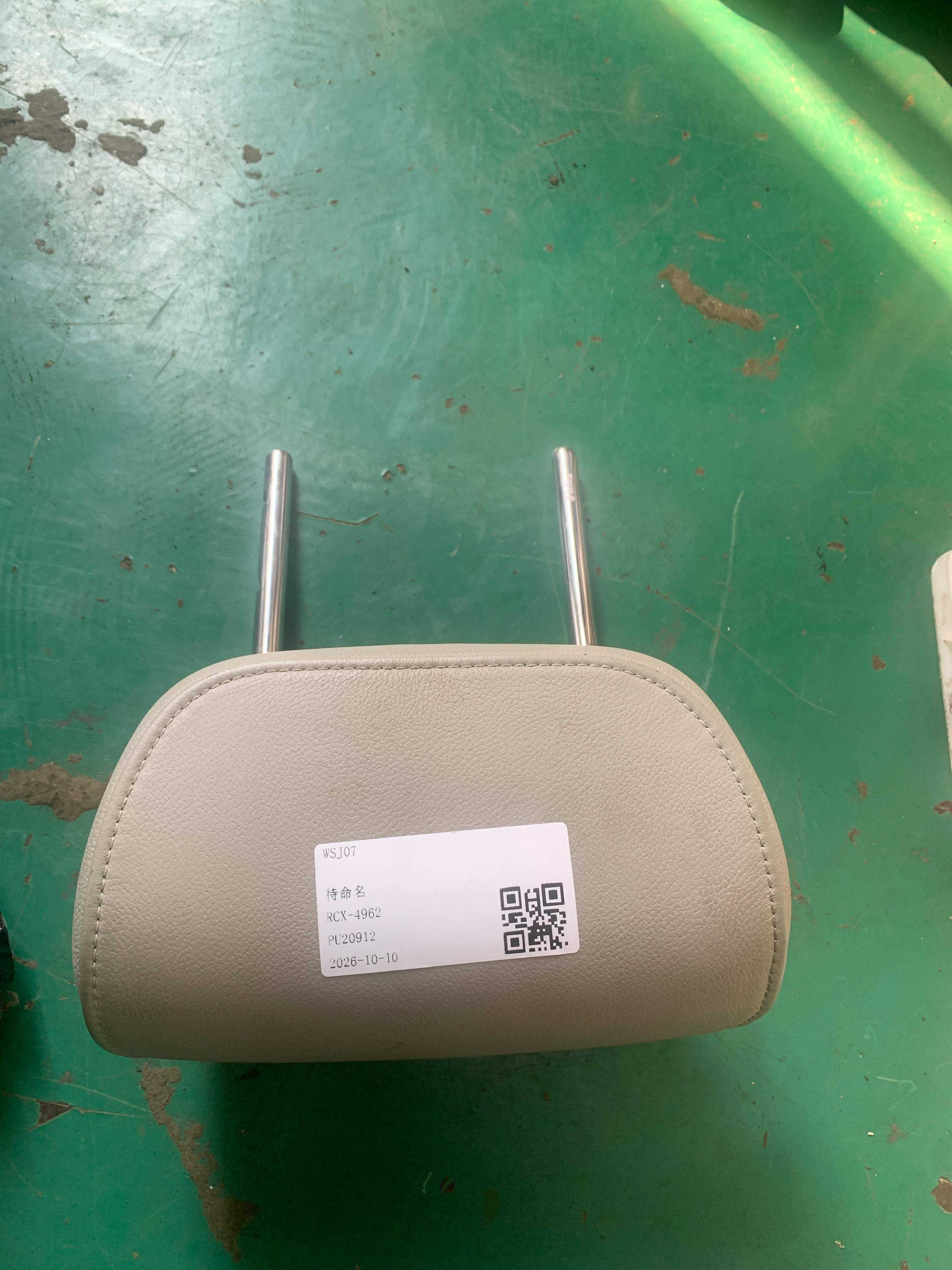 L8R0885973D65U 后座椅头枕(中)